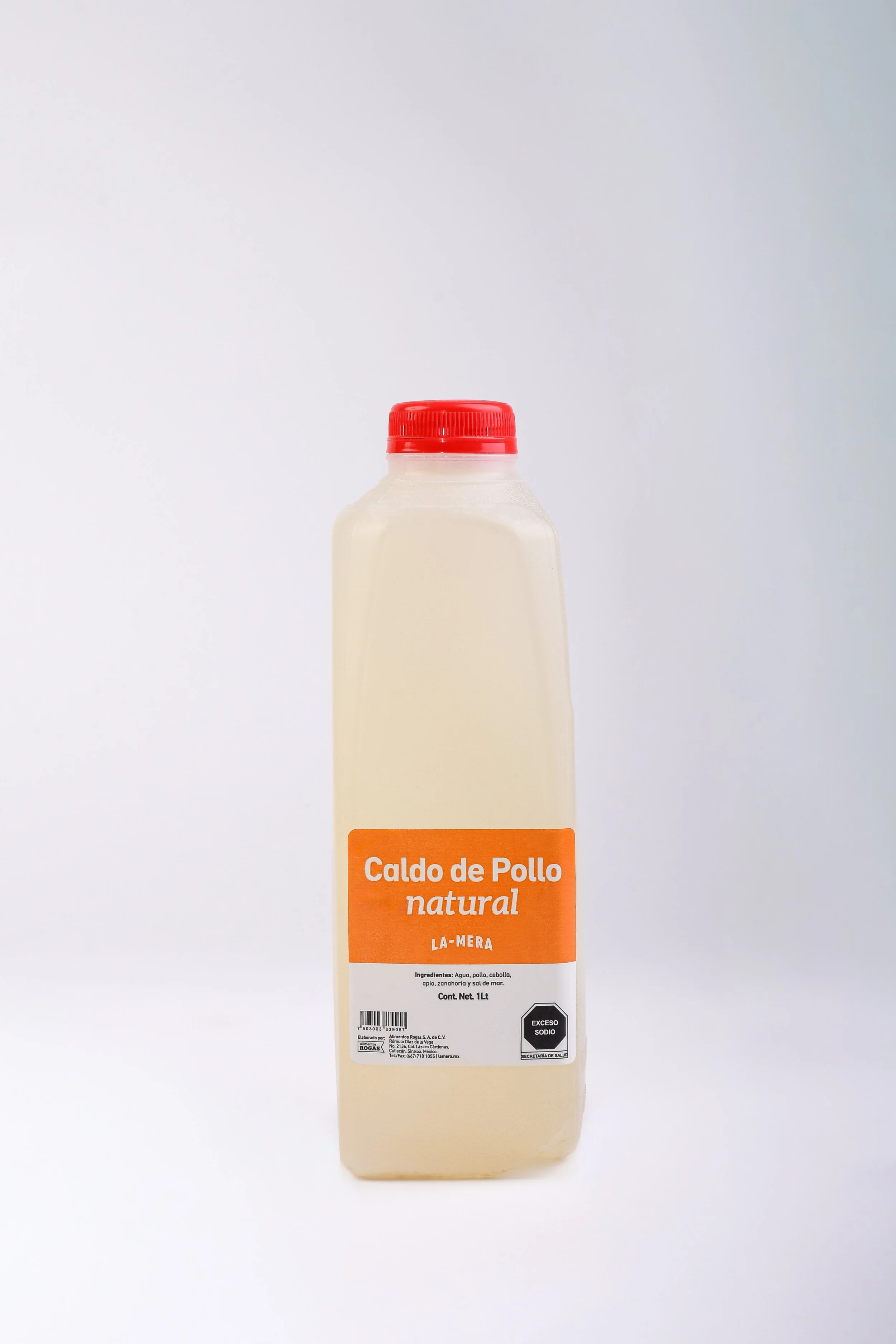 Caldo de Pollo Natural: Caldo de pollo cocido lentamente hasta concentrar su sabor, con el carácter de un buen consomé casero. Disfrútalo caliente o úsalo como base para sopas, arroz y otras preparaciones. En presentación de 1 L.