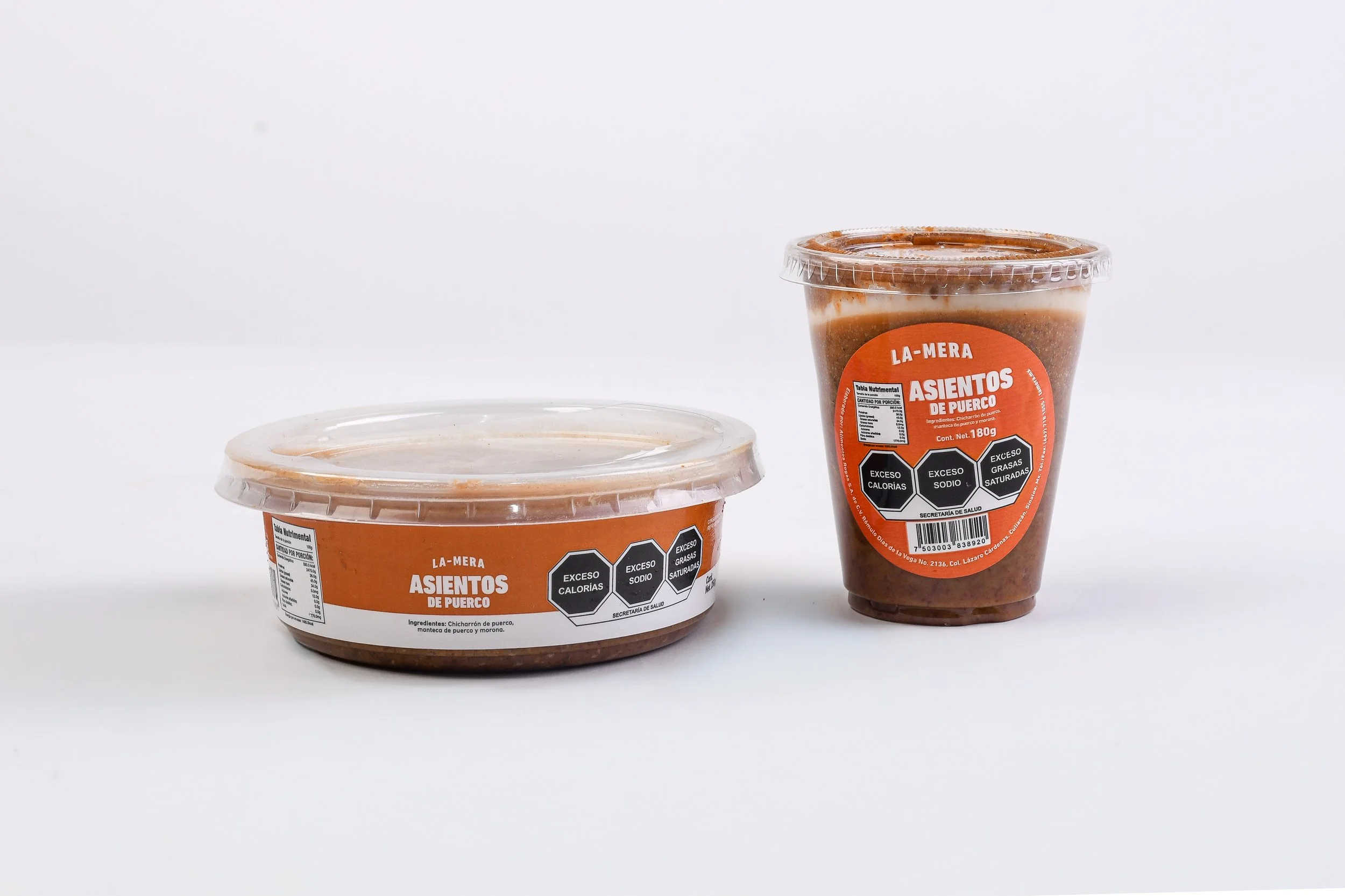 Asientos de Puerco: Trozos dorados y crujientes de papada de cerdo, resultado de la elaboración tradicional de nuestro chicharrón. De sabor intenso, tostado y profundamente cárnico, son ideales para aportar textura y sabor a frijoles, salsas, tacos, 