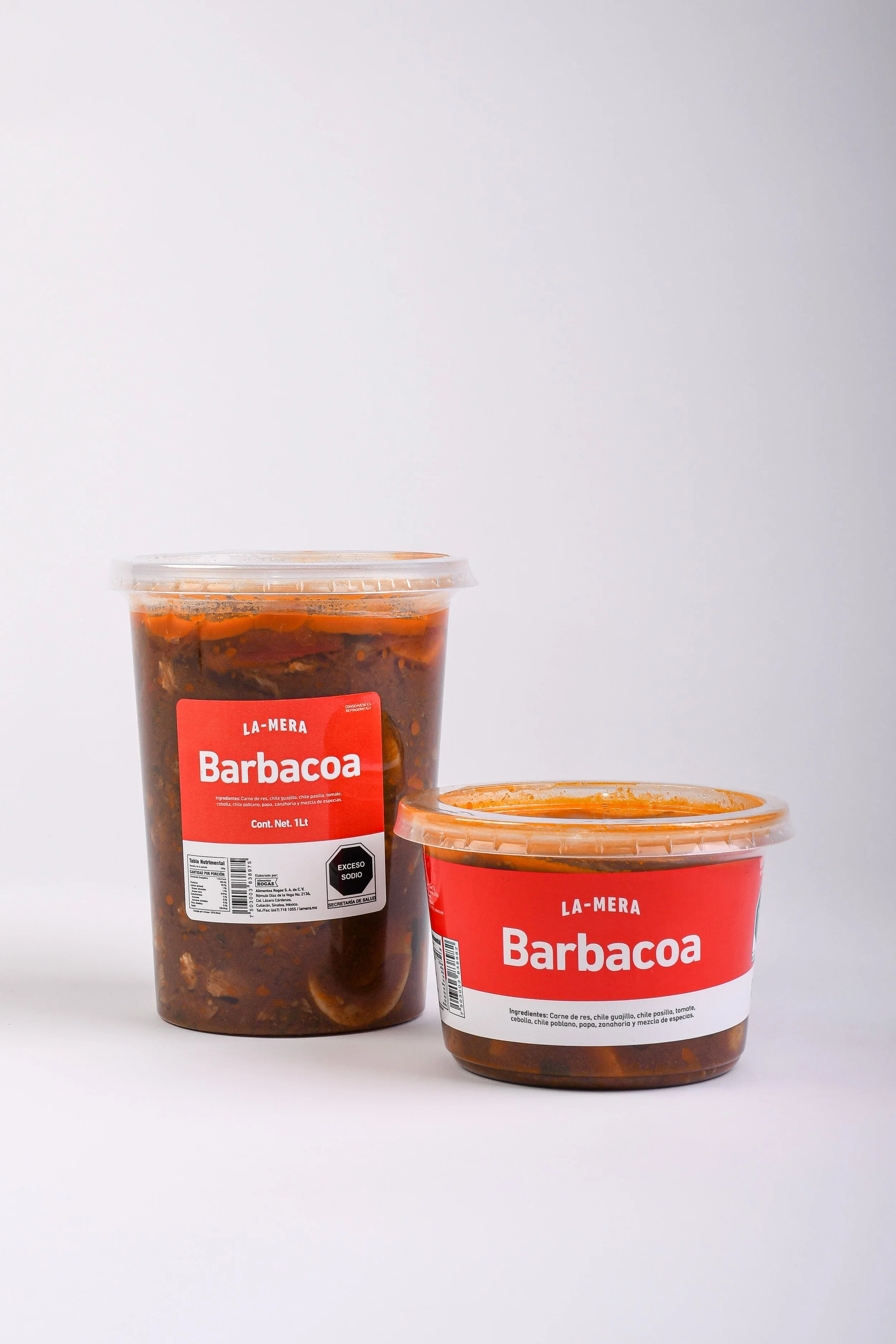 Barbacoa de Res: Carne de res cocida lentamente con chiles y especias, hasta quedar suave, jugosa y llena de sabor. Ideal para preparar tacos, acompañar con tortillas recién hechas o disfrutar con su consomé. En presentaciones de 500 g y 1 L.