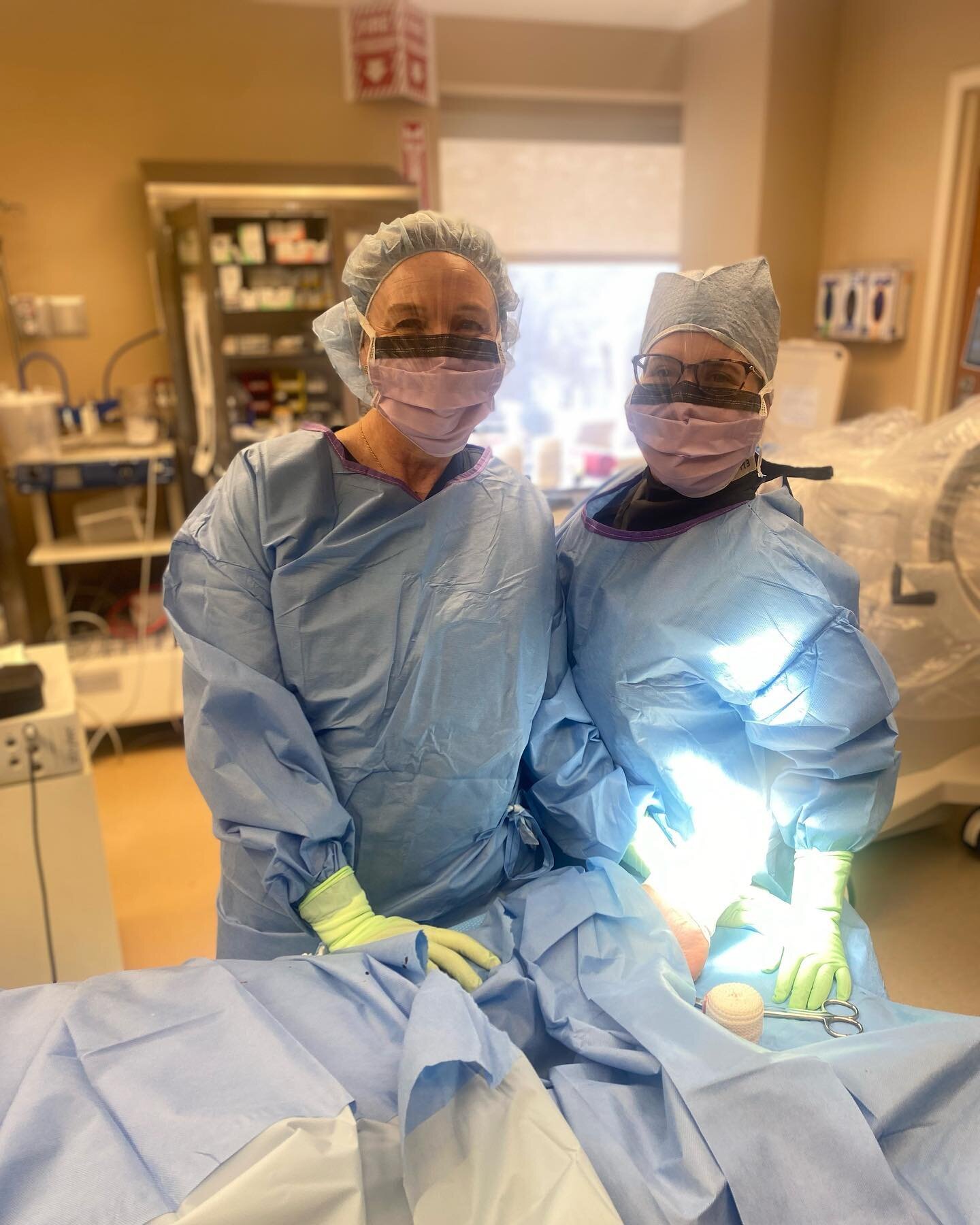 We love women in surgery! Dr. Kavanagh and Dr.Kaufman scrubbed in together 🦶🏼🤍

#footandanklesurgeons #podiatry #womensupportingwomen #womeninsurgery