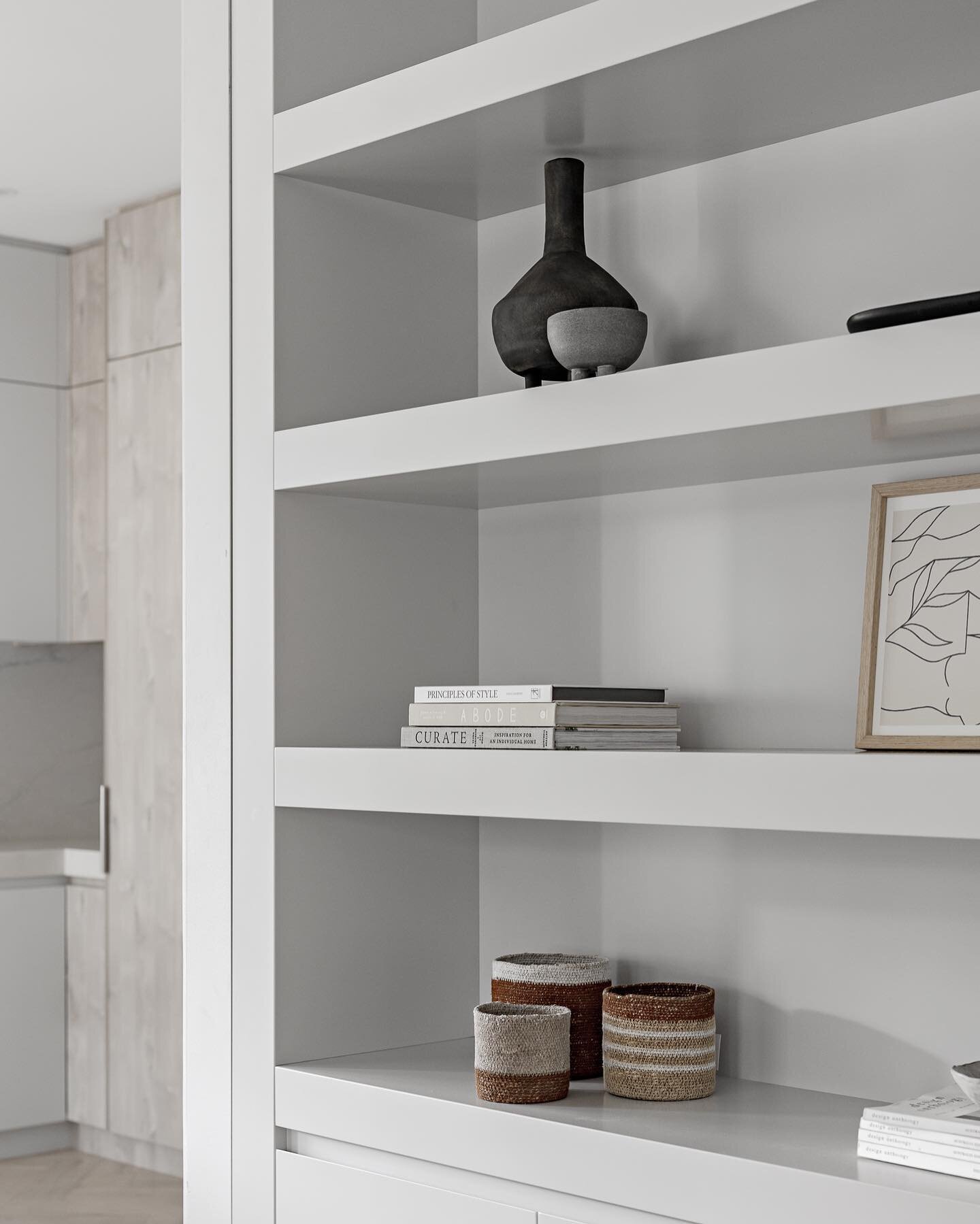 Willoughby II project // This stunning custom made book shelf was the perfect finishing touch for this space 🤍 

Design @branchedesigns 
Construction @rezconstructions 

📸 @the.palm.co 

#branchedesignssydney 
#sydneyinteriordesigner #interiordesig