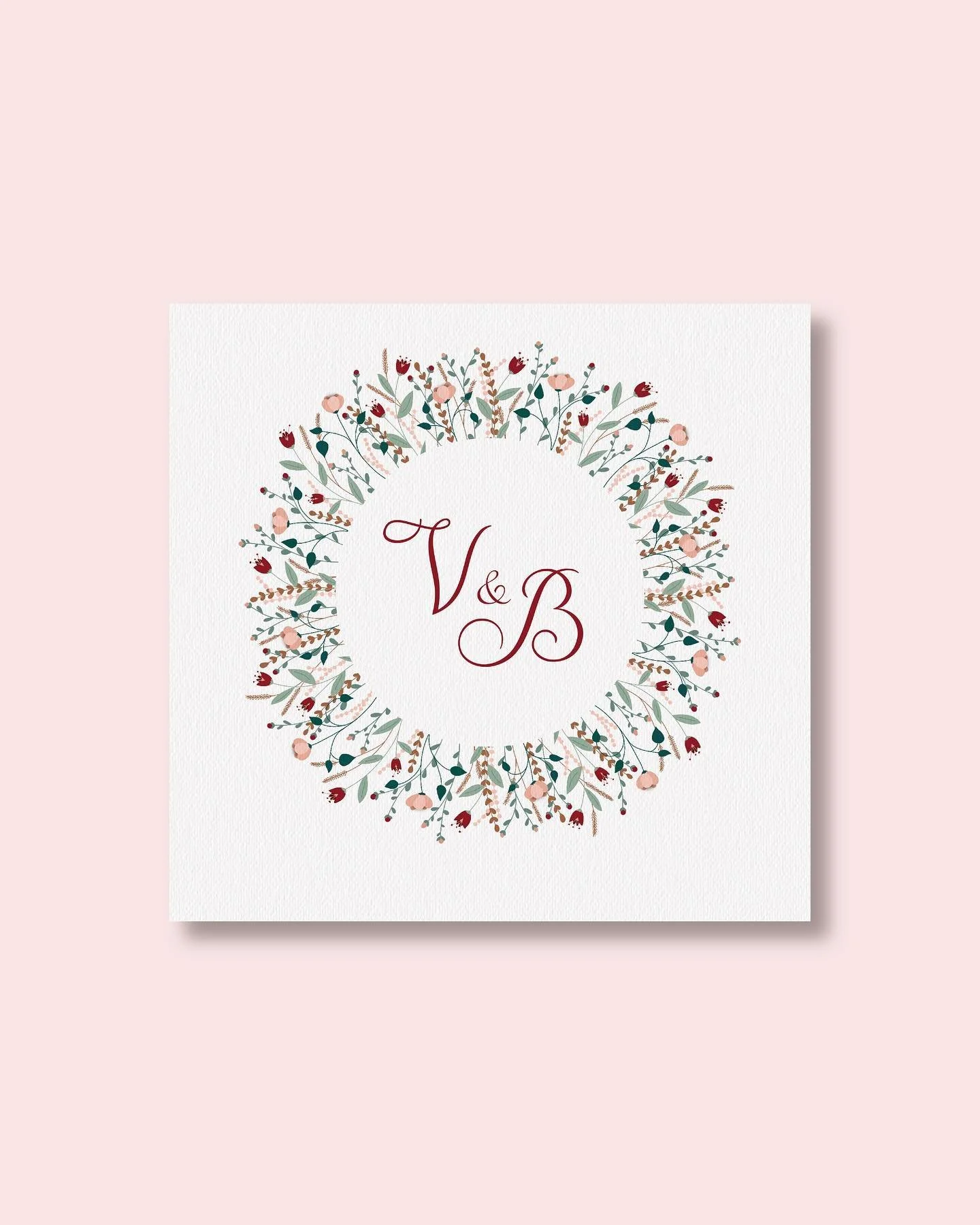 MARIAGE 💒 
Enfin je veux vous d&eacute;voiler le travail r&eacute;alis&eacute; pour le mariage de Vanessa &amp; Bryan. 
Une couronne de fleurs tout en douceur dans les tonalit&eacute;s de rose, beige, bordeau et vert cr&eacute;&eacute; initialement 