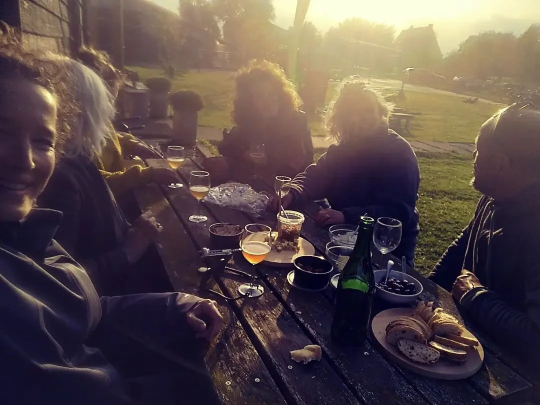 Een groentepluktuin voor 150huishoudens vereist best wat organisatie en structuur. Regelmatig komen de teams, tuinders en het boerderij team samen voor een vergadering. Soms met wat lekkers in de late zon! ☀️ #vergaderen #meeting #community #organisa