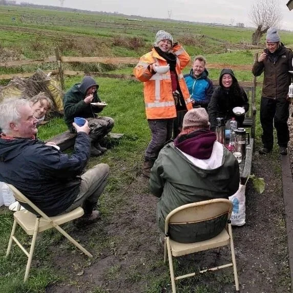 Vacature: professionele tuinder voor het volgende seizoen. Ben jij degene die we zoeken of ken jij iemand? Check de vacature op onze website onder verhalen-tuinders. Zie link in bio
#tuinder #zelfoogst #csa #community #groenteplu