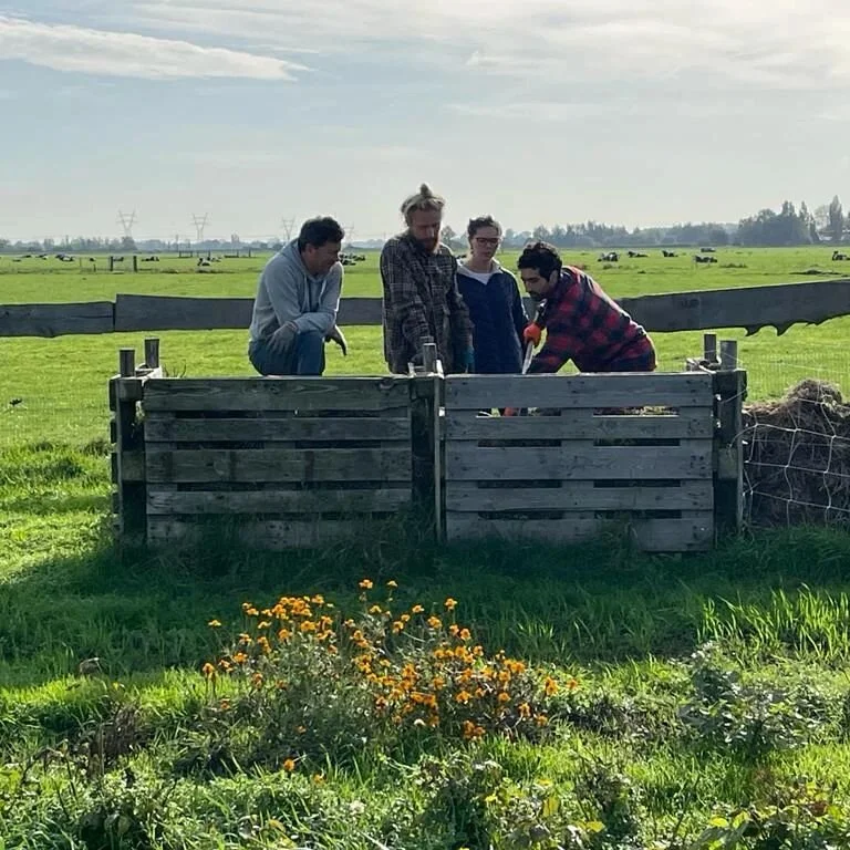 Waar zouden ze over discussiëren denk jij? #compost #zelfoogst #groentepluktuin #csa