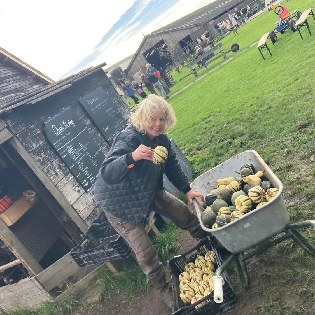 Vandaag veel nieuwe geïnteresseerden mogen ontvangen op de groentepluktuin. Wat een fris enthousiasme weer! Zo leuk om te merken hoe blij mensen worden van lokaal, duurzaam voedsel verbouwen. Iets voor jou volgend seizoen? Meld je aan, zie link