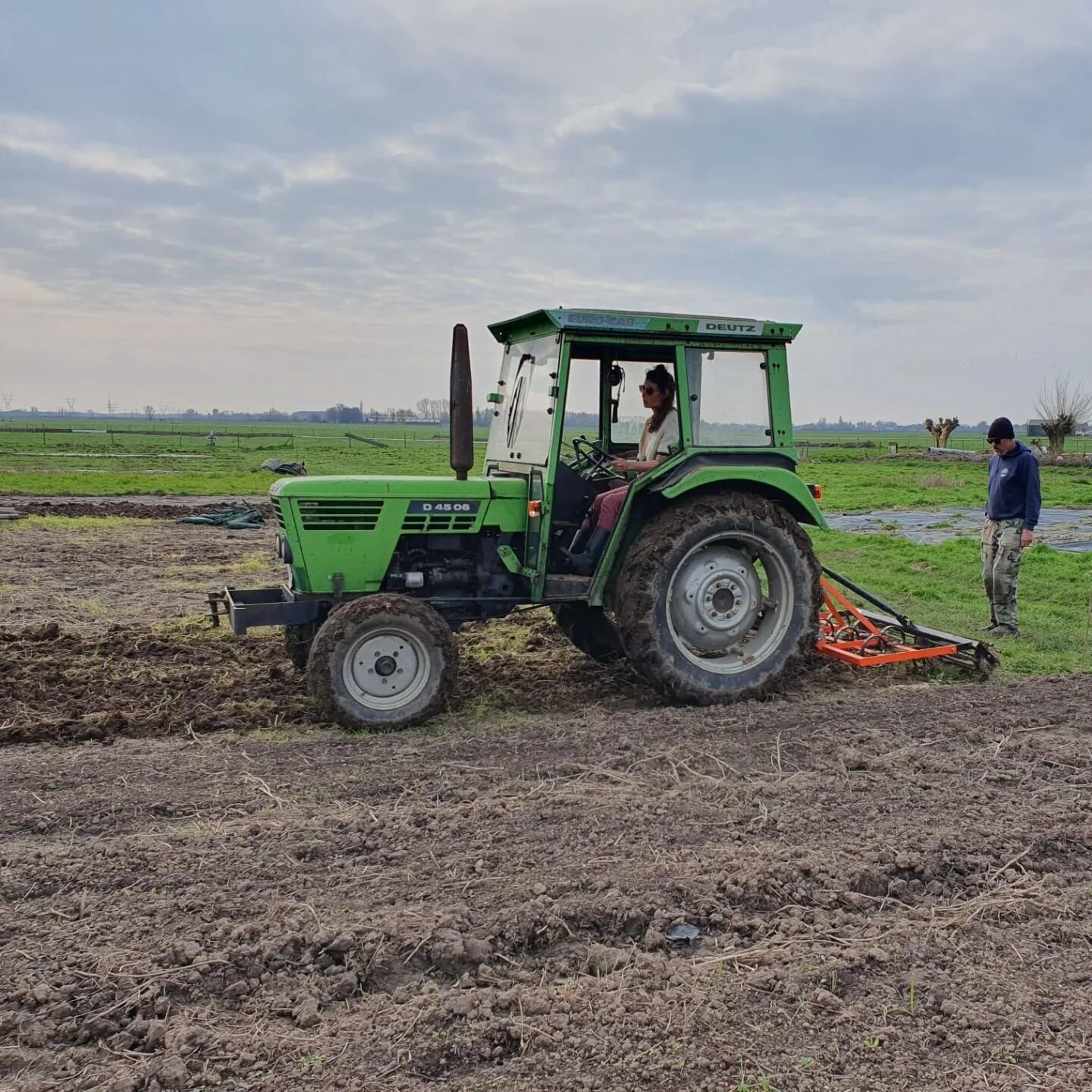 Dit is de cultivator, waarmee we de bodem luchtiger maken zonder het bodemleven teveel te verstoren. We konden 'm snel aanschaffen doordat de crowdfunding binnen een week was gehaald! 💥👍🙏 veel dank aan alle bijdragers🙏 #cultivator #bodem #biodive