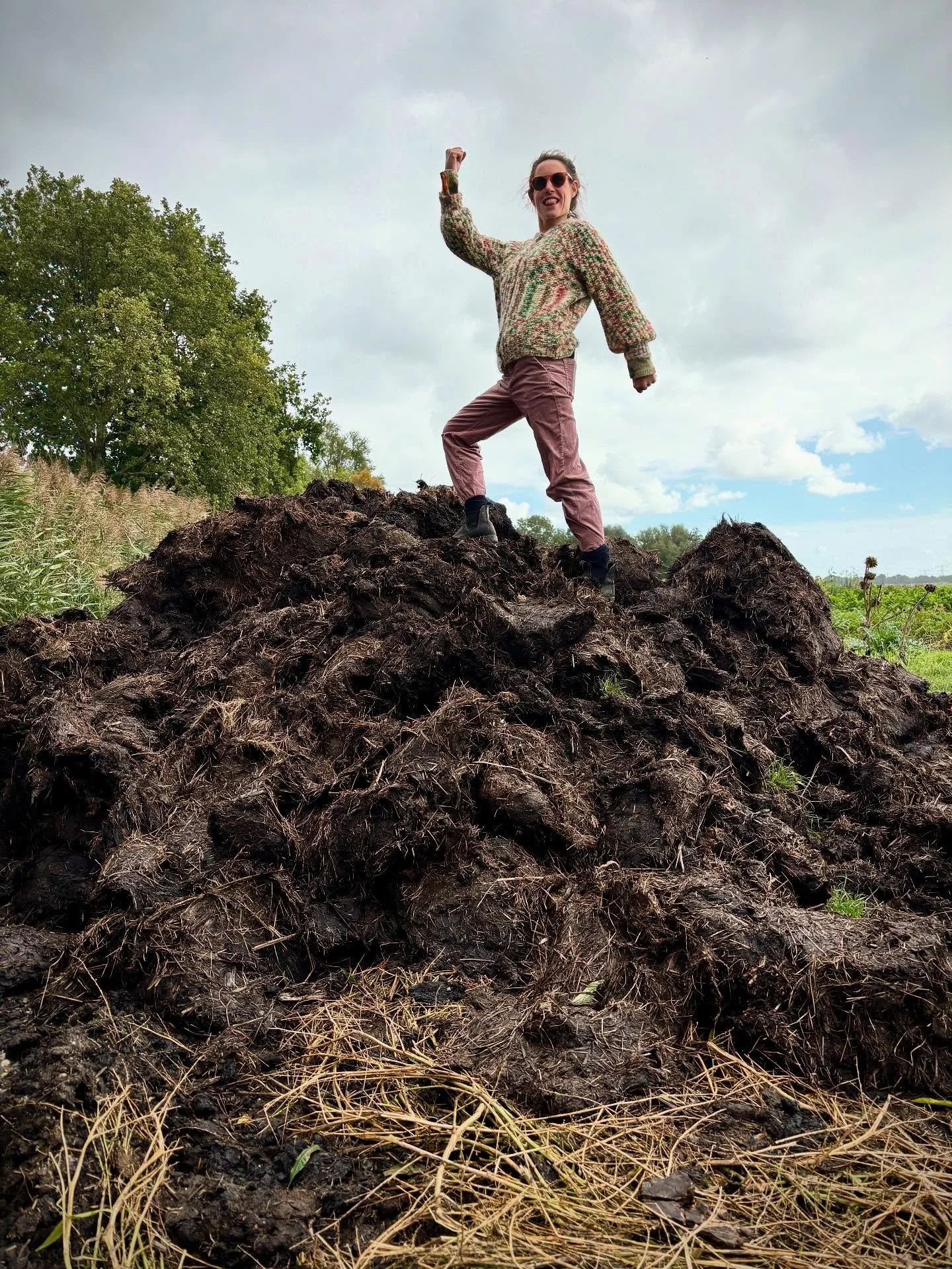 Kijkje achter de schermen: 
Tijdens het mest uitrijden lopen de tuinders en vrijwilligers met kruiwagens af en aan. Zo krijgt de grond weer wat ze nodig heeft &eacute;n wij een bonus workout.

Vers aan de Vecht
Wij willen weten wat we eten

#zelfoogs