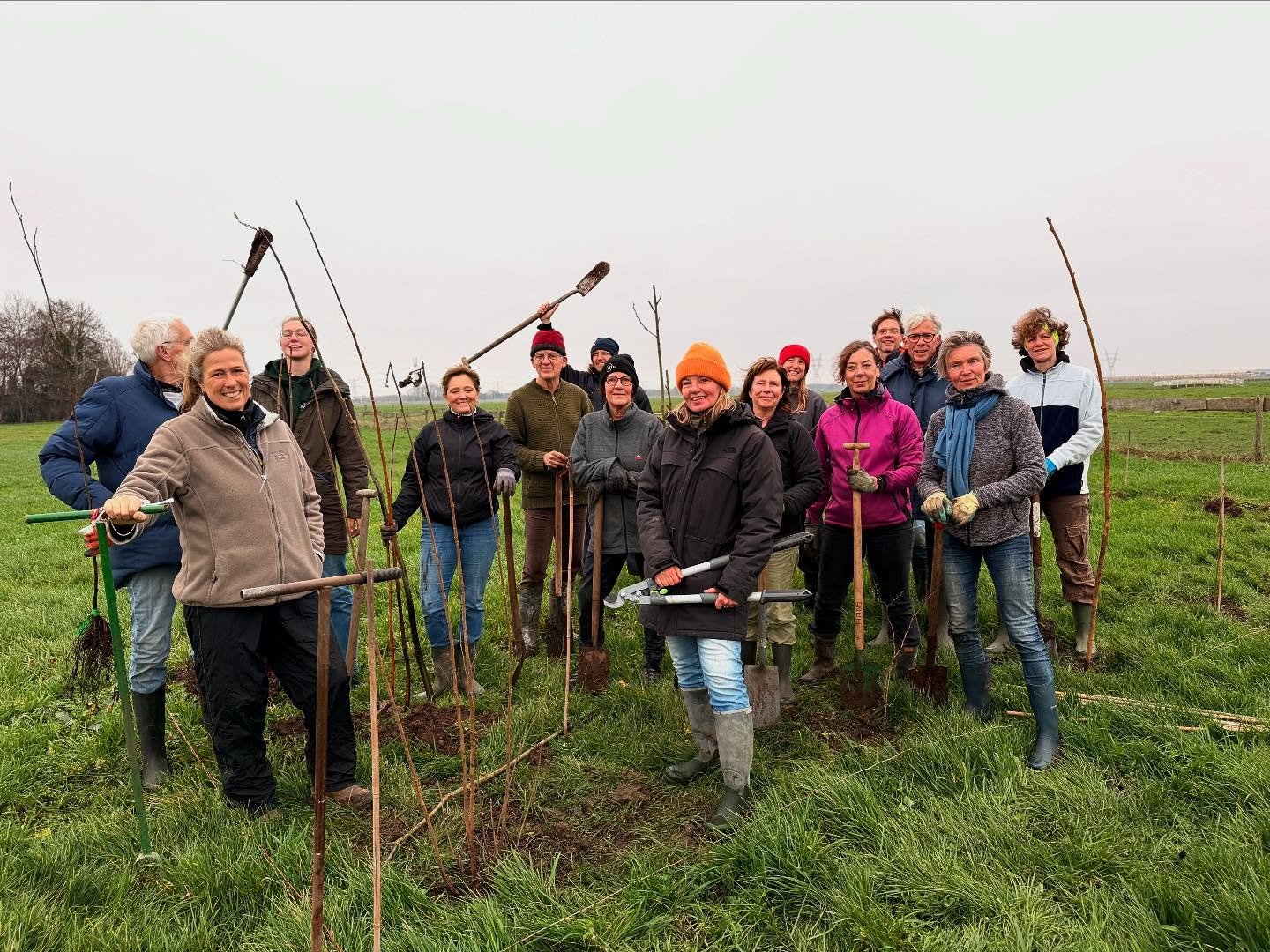 🌿 De eerste bomen staan!

Vrijdag 12 december was de offici&euml;le aftrap van ons voedselbos. Met spades, vrijwilligers en een goed plan gingen de eerste bomen de grond in. We zijn gestart met de windsingel: essentieel voor jonge boompjes &eacute;n