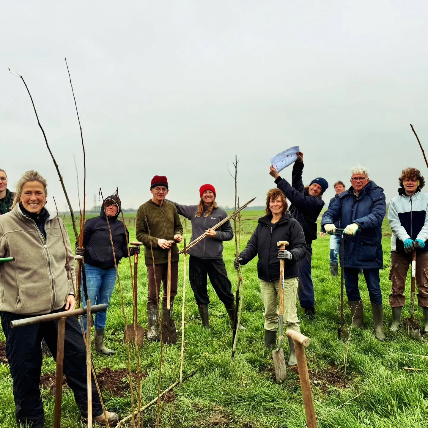 Plant mee en draag zo bij aan meer biodiversiteit, gezonde struiken voor de koeien en bomen voor schaduw. Vrijdag 6 februari van 10.00-14.00: handen uit de mouwen, laarzen aan en lekker actief buiten bezig zijn #ecofitness&nbsp;
🙏Voor de support en 