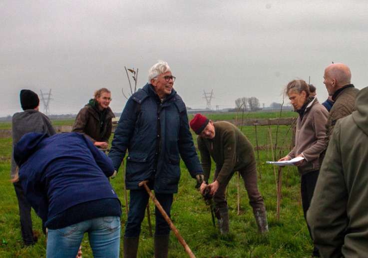 Voedselbos klussen 3: aanplant bessen deel2