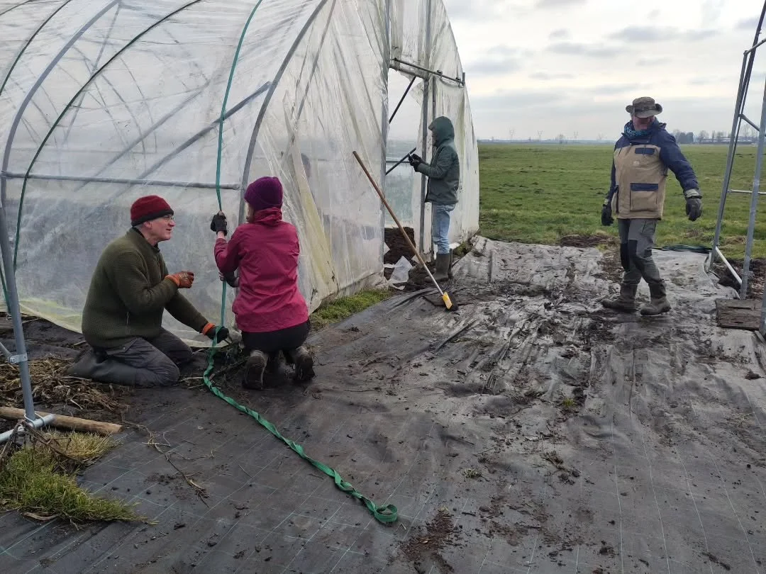 Ondanks de soms ijzige wind, zijn tuinders en helpende handen weer gestart op de tuin! Houtsnippers worden verspreid over de paadjes tussen de bedden, het plastic wordt weer gemonteerd op de wandelkappen. Wat een bikkels he!&nbsp;💪🥶🧥#buiten #werke
