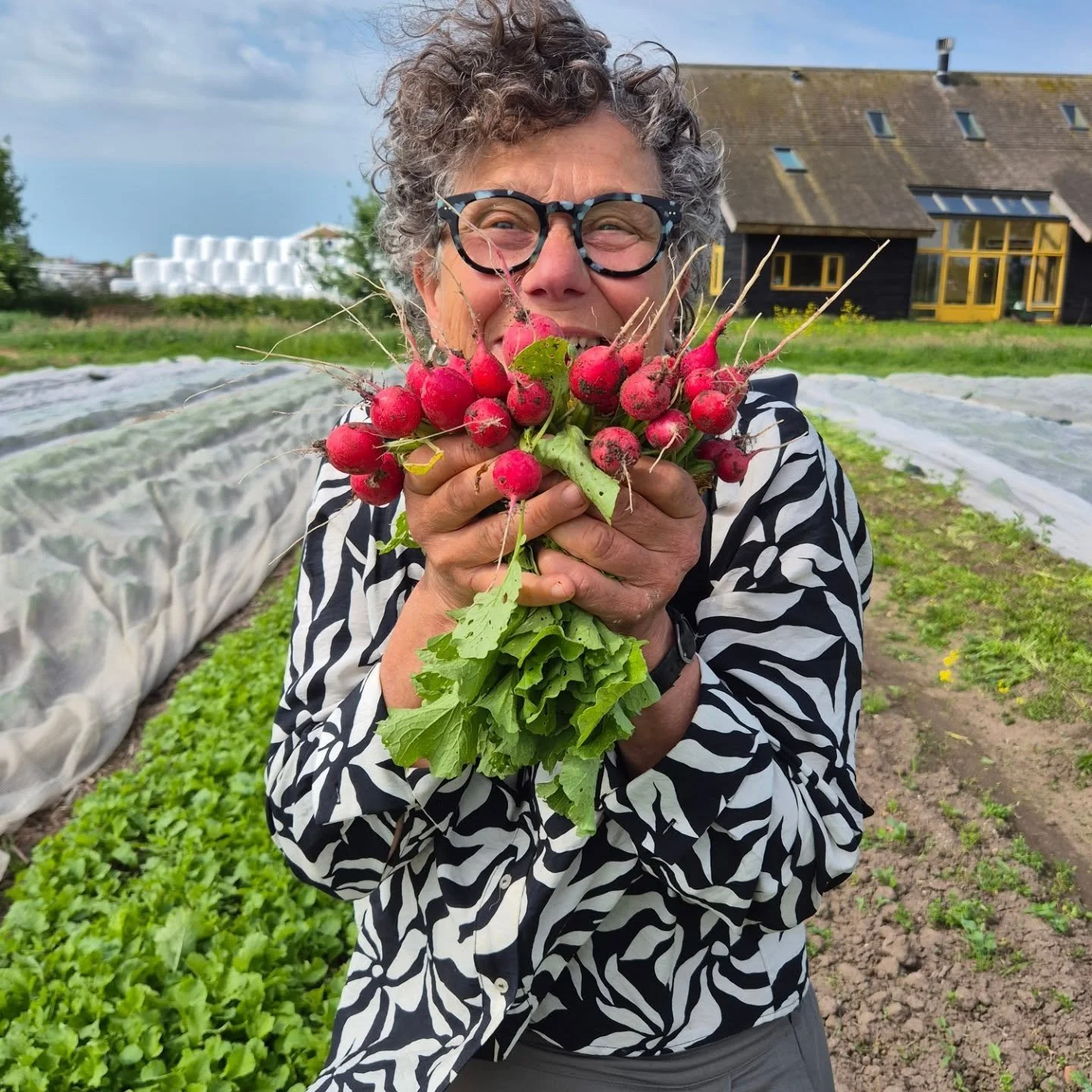 Lente op de tuin!

De lente die af en toe als als zomer aanvoelde!
De overgang is een stuk natter, maar bij elke regenbui denken veel plukkers: 'oh goed voor de tuin'.

De lente gaf ons de eerste oogstkratten, vooral uit de kas, maar ook zeker al van
