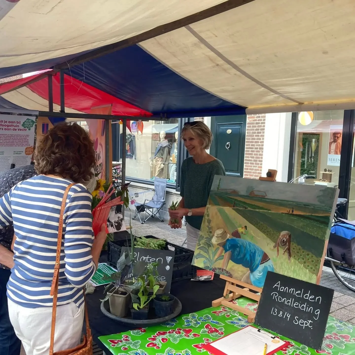 Sluis en bruggenfeest!
Aankomende editie staan we weer gezellig op de verenigingenmarkt!
Heb je vragen over onze tuin? Wil je deelnemen, maar weet je niet hoe? Gewoon nieuwsgierig naar onze pluktuin? Of zin in gezelligheid?
Kom langs!