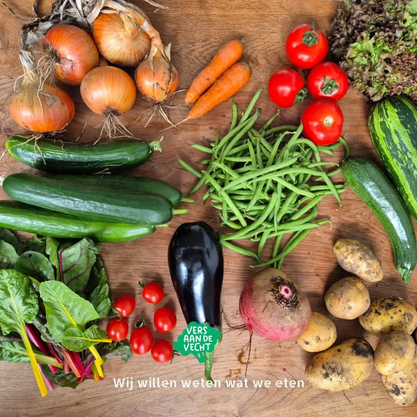 &bull; Oogstkrat week 34 &bull;

Wat zat er deze week in het oogstkrat?

Sperziebonen groen
Aardappels
Snijbonen
Courgette
Komkommer
Snijbiet
Tomaten
Krop sla
Wortels
Aubergine
Nieuw Zeelandse spinazie
Rode ui
Andijvie

Kruiden naar smaak
Tijm
Peters