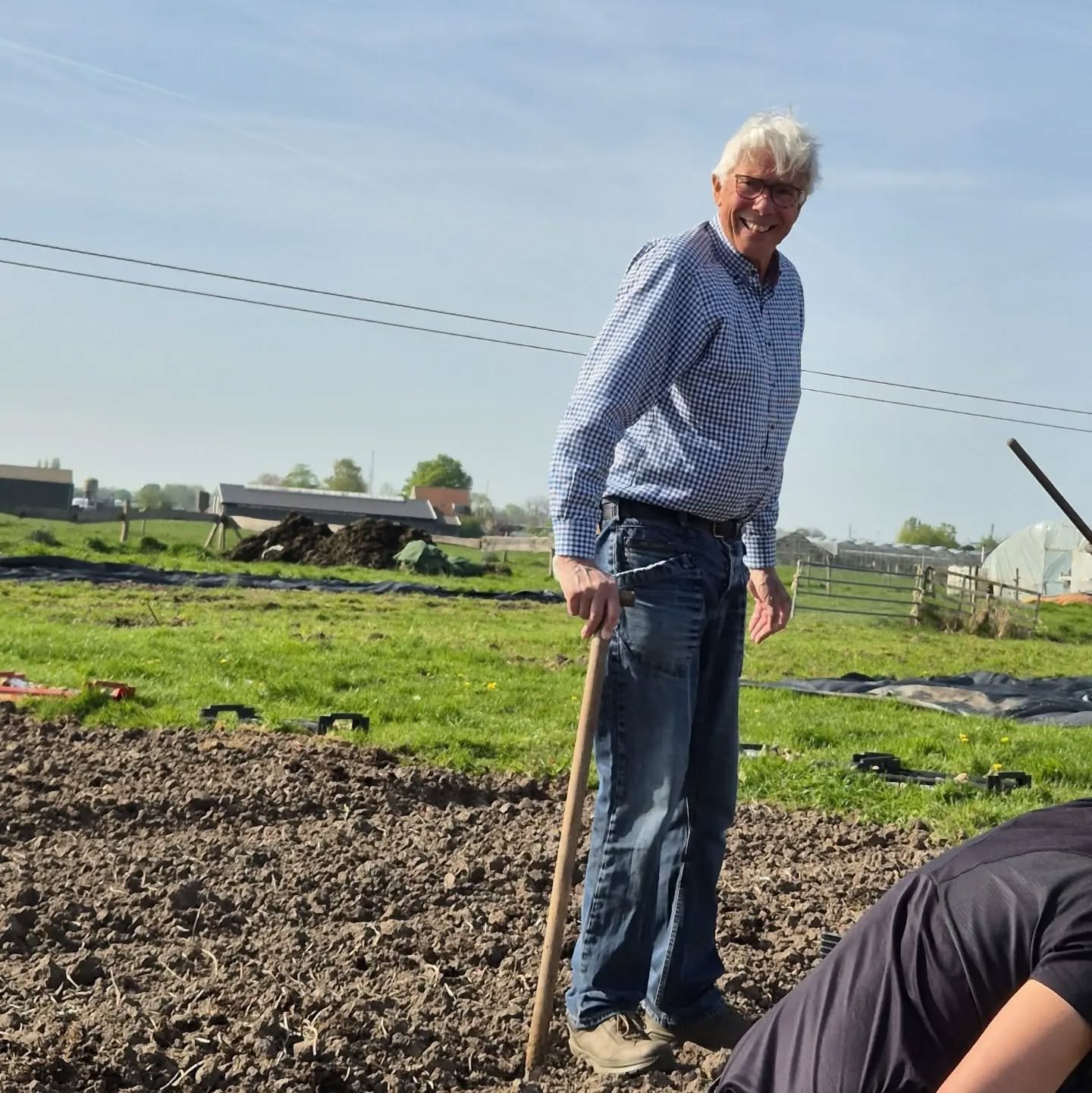 ~ Mensen op de tuin ~ 

Mijn naam is Hans Groen en woon in Weesp samen met mijn partner Toke. 
Al lange tijd waren we op zoek naar een herenboerderij oid om aan biologische groenten te komen. Wat waren we blij te horen dat Vers aan de Vecht in oprich