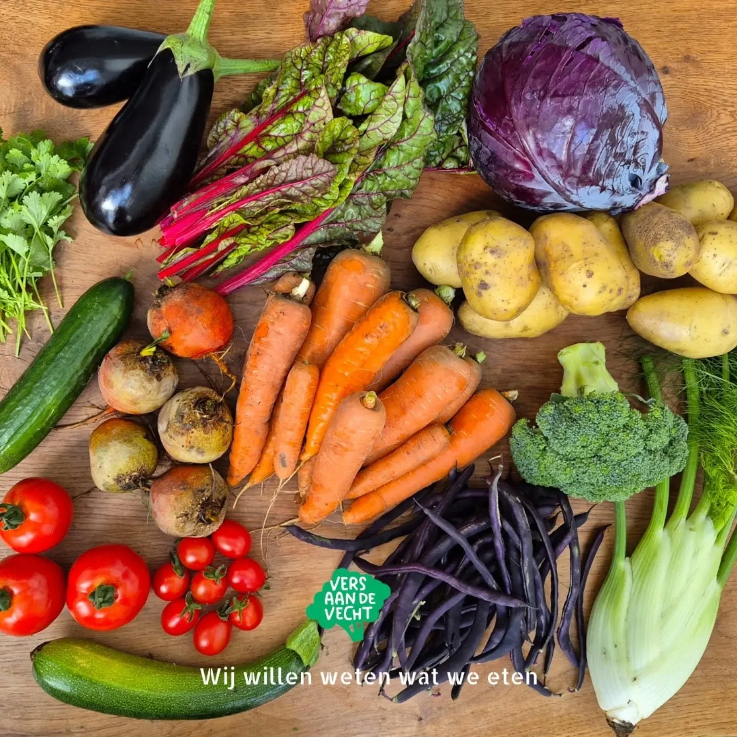 &bull; Oogstkrat week 37 &bull;

Wat zat er deze week in het oogstkrat?

Rode kool
Aardappels
Courgette
Komkommer
Snijbiet
Tomaten
Paarse bonen
Kerstomaten
Venkel
Brocolli
Gele bietjes
Aubergine
Koriander
Dille
Winterwortels
Prei

Kruiden naar smaak

