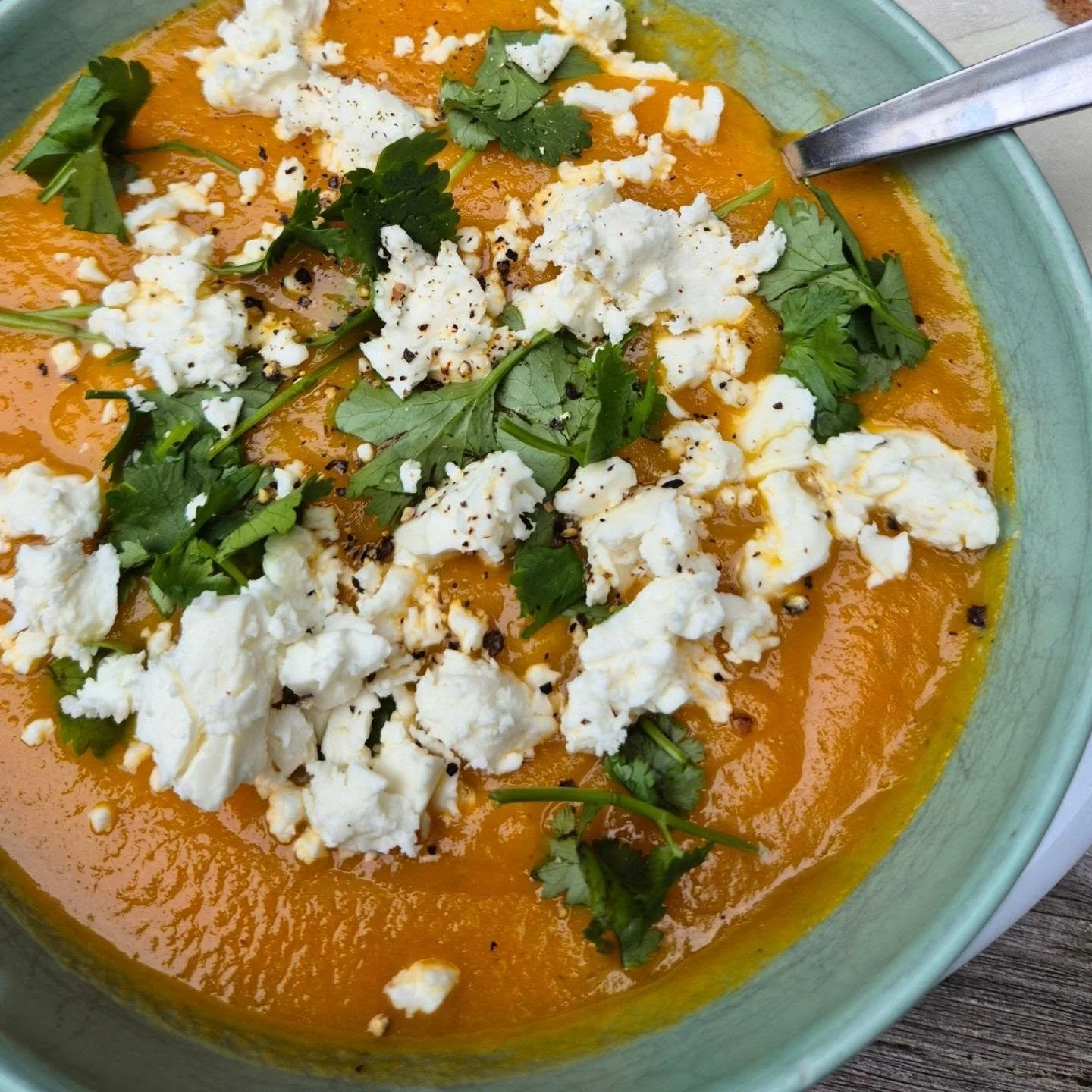 Gerecht met de oogst!

We horen vaak het gesprek op de tuin tijdens het plukken: wat ga jij maken vanavond? Hie eet jij de snijbiet? Heb jij nog ideeen voor kool?

Elke week vers geoogste groenten uit de tuin, maar wat kook je daar dan mee? Ga je los