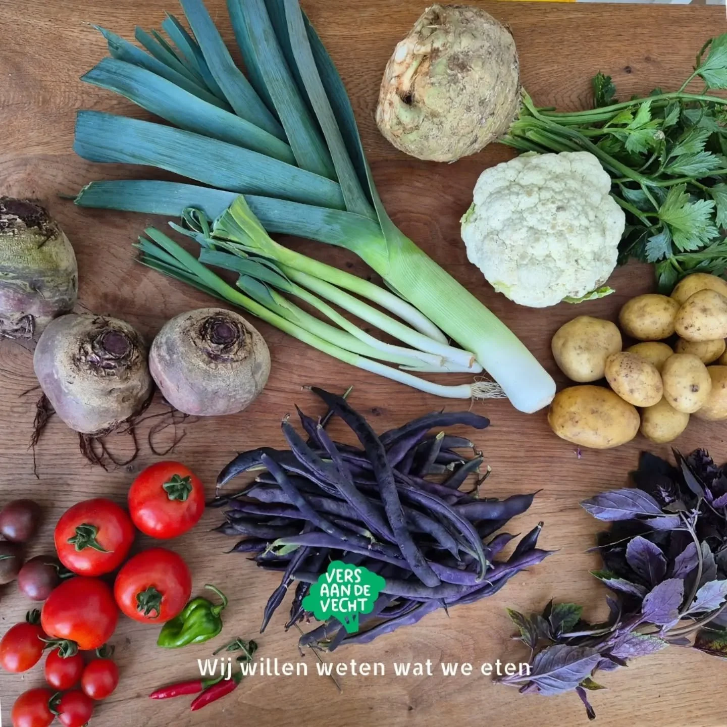 &bull; Oogstkrat week 39 &bull;

Wat zat er deze week in het oogstkrat?

Rode biet
Aardappels
Bloemkool
Snijbiet
Tomaten
Paarse bonen
Kerstomaten
Knolselderij
Rode bietjes
Paarse basilicum
Prei
Soyabonen
Pepers
Nieuw Zeelandse spinazie

Kruiden naar 