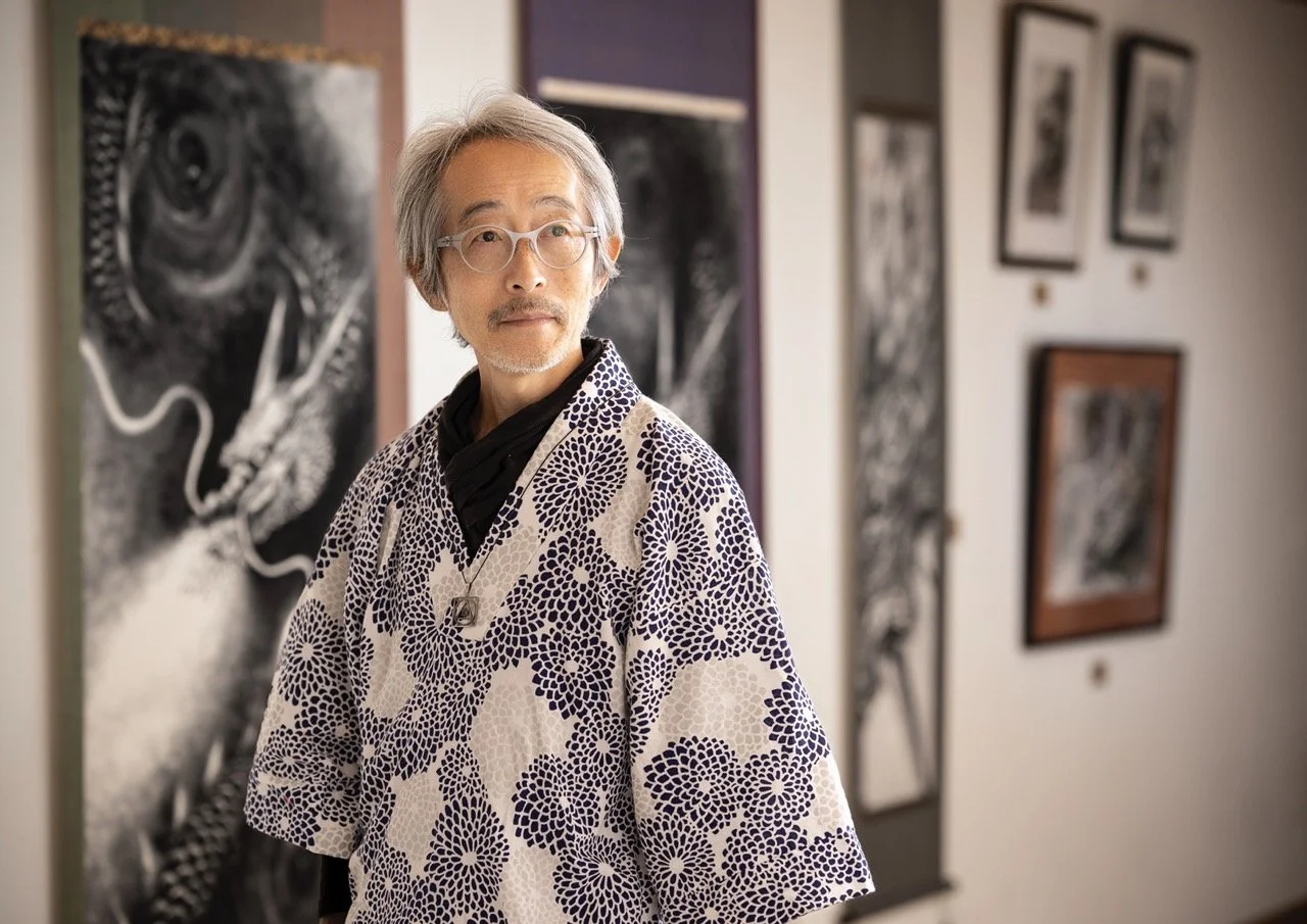  Dragon Artist HIRONO 
見えないエネルギーは自由につながり循環している。それは常に私たちを見守り、時に龍として姿をあらわす。その流れを表現することで、世界に癒しと調和をもたらしたい。
