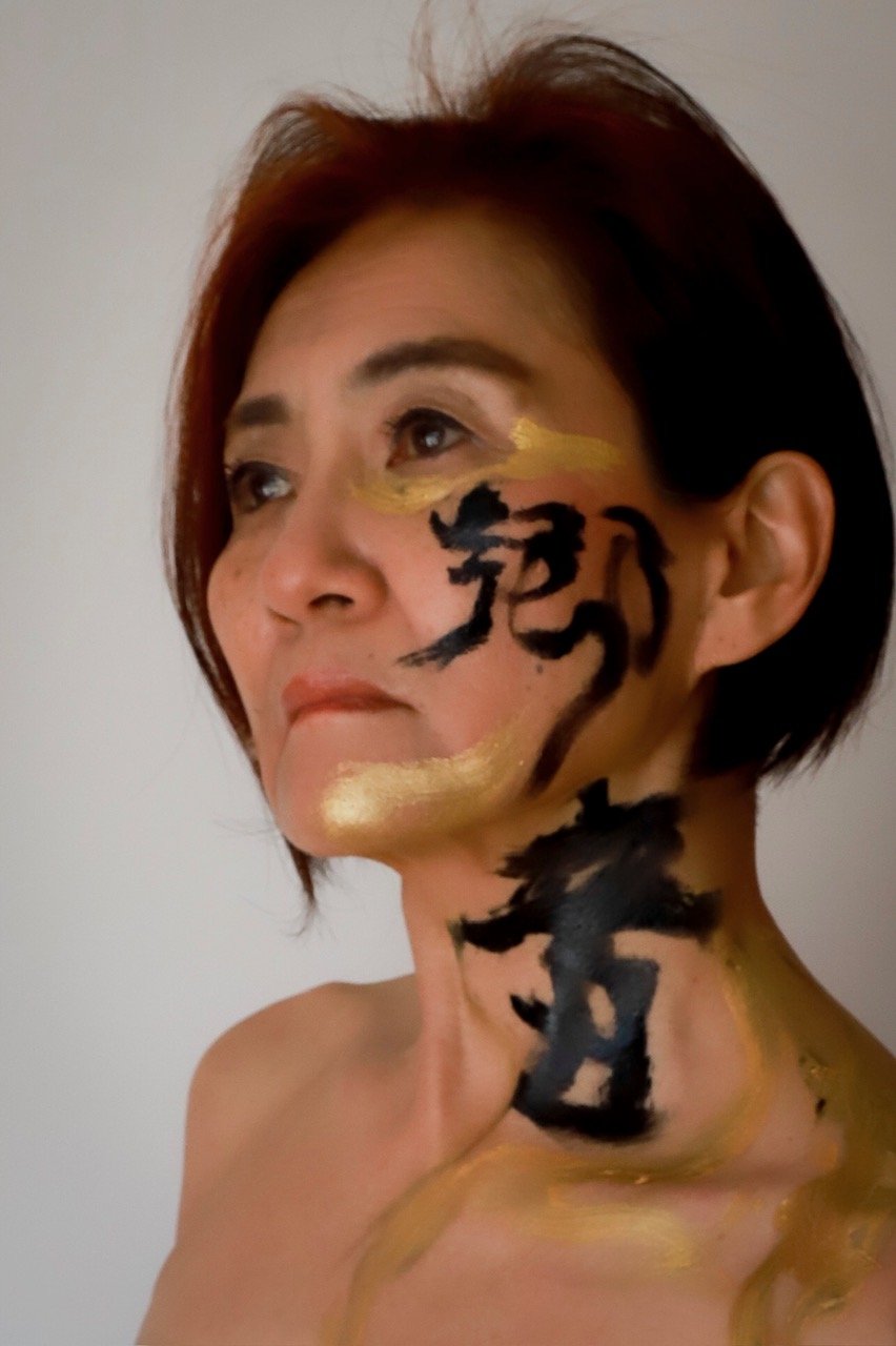  Mikiko Fukai 
人の真ん中にある本来の姿を可視化し、本人と見る人が自分自身の核に共鳴し、その響きを世界へ広げる。
 Revealing the authentic essence at the core of a person, awakening resonance in both the individual and the viewer, and expanding that resonance into the world.
