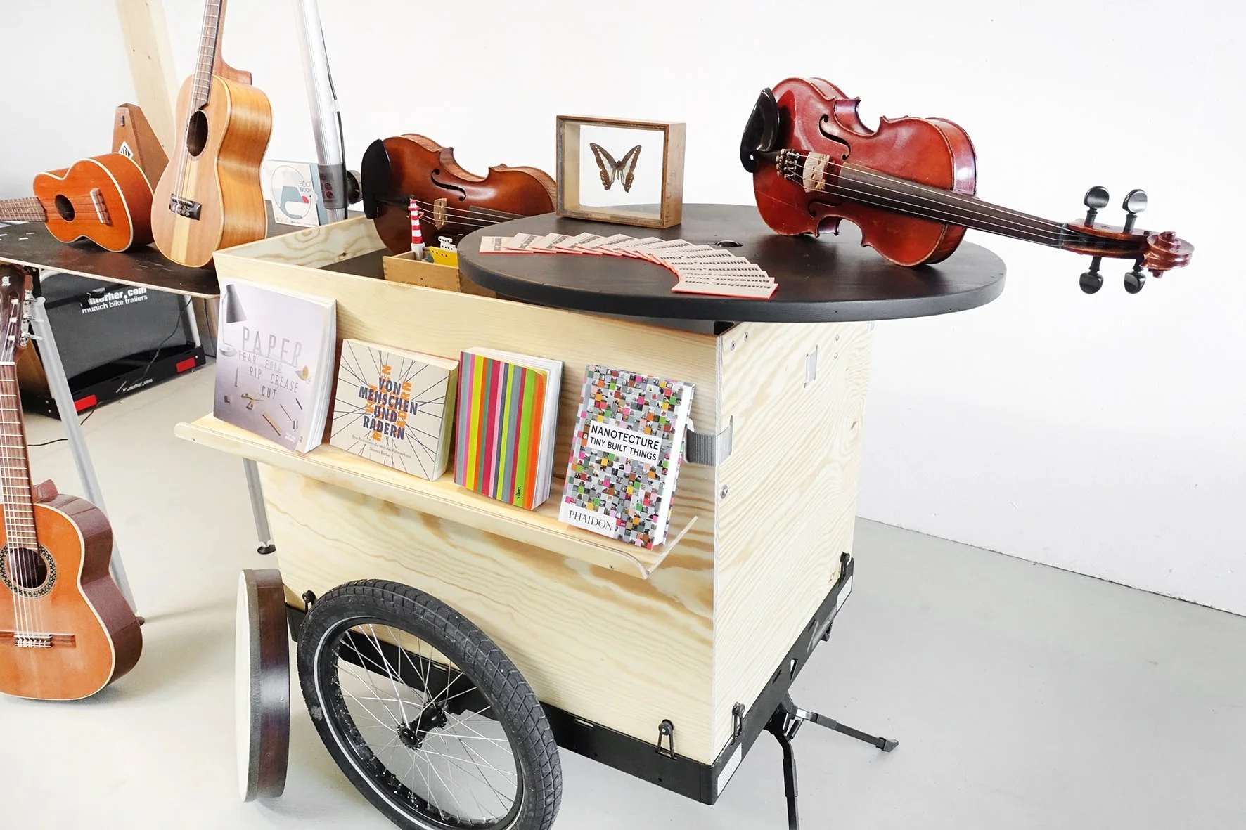 Hinterher Fahrradanhänger Marktstand mit Schirm Infostand Verkaufen Holz nachhaltig öffentlichkeitsarbeit mobiler Messestand 2.jpg