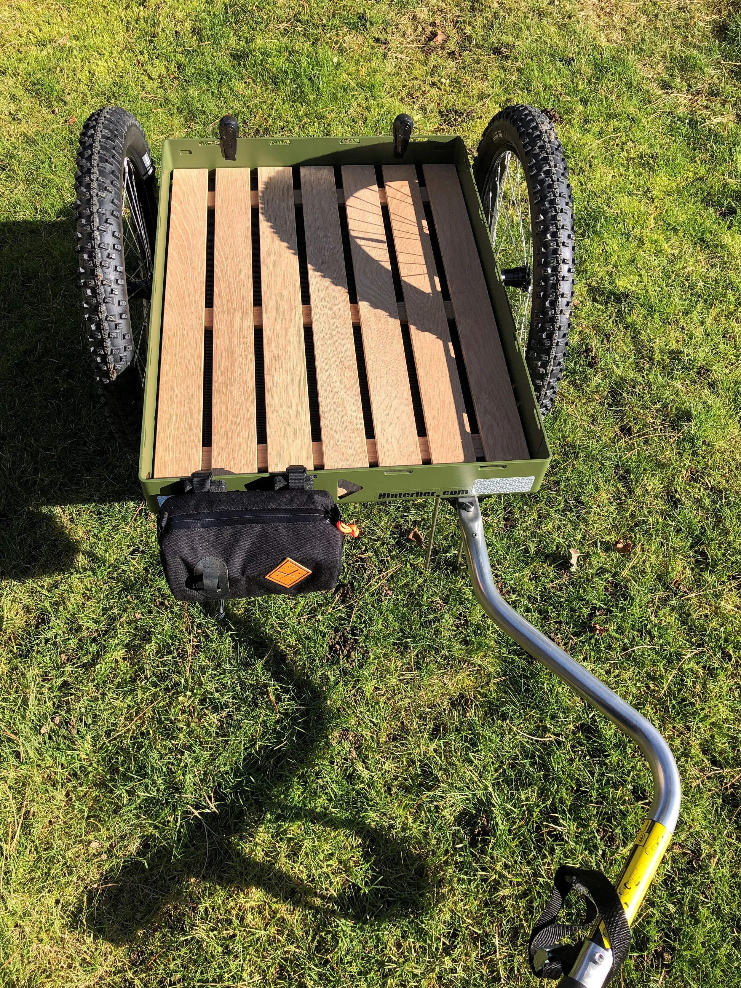 Hinterher Fahrradanhänger Hmax oliv Eiche 03.jpg