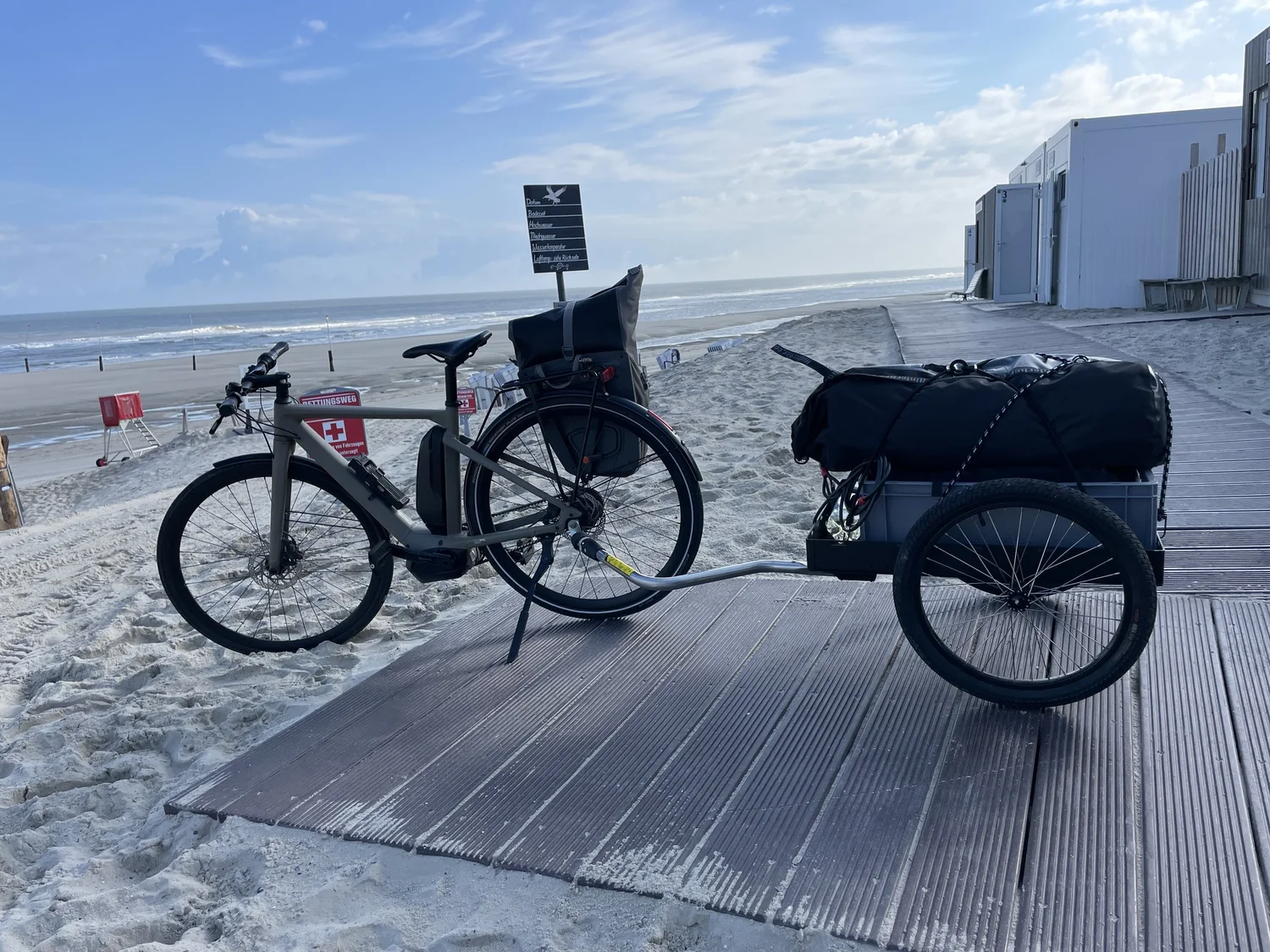 Fahrrad mit Hinterher Hmax und Campinggepäck am Strand von Norderney