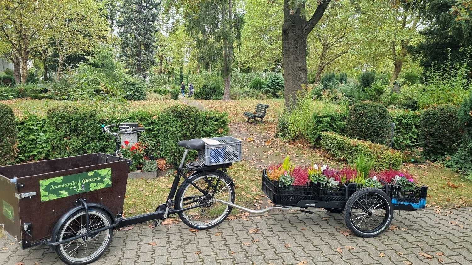 Lastenrad der Gärtnerei Immergrün mit Transporter 1 auf dem Friedhof