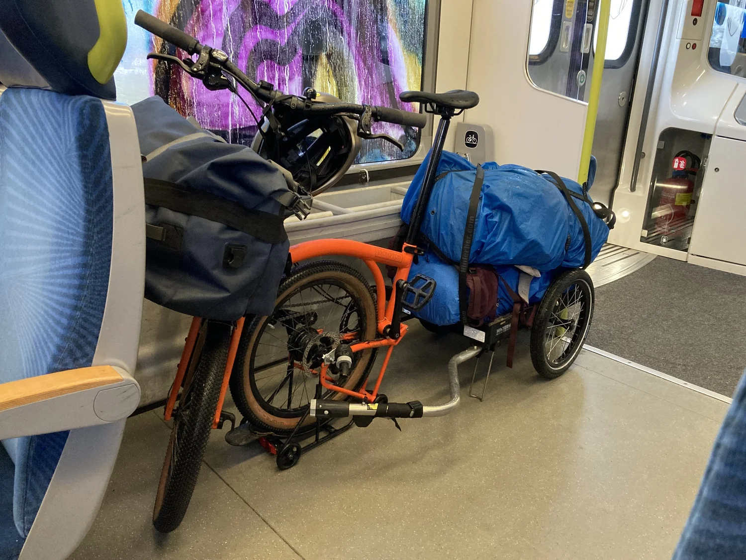 Faltrad Brompton und Hinterher Hmini mit Gepäck im Zug