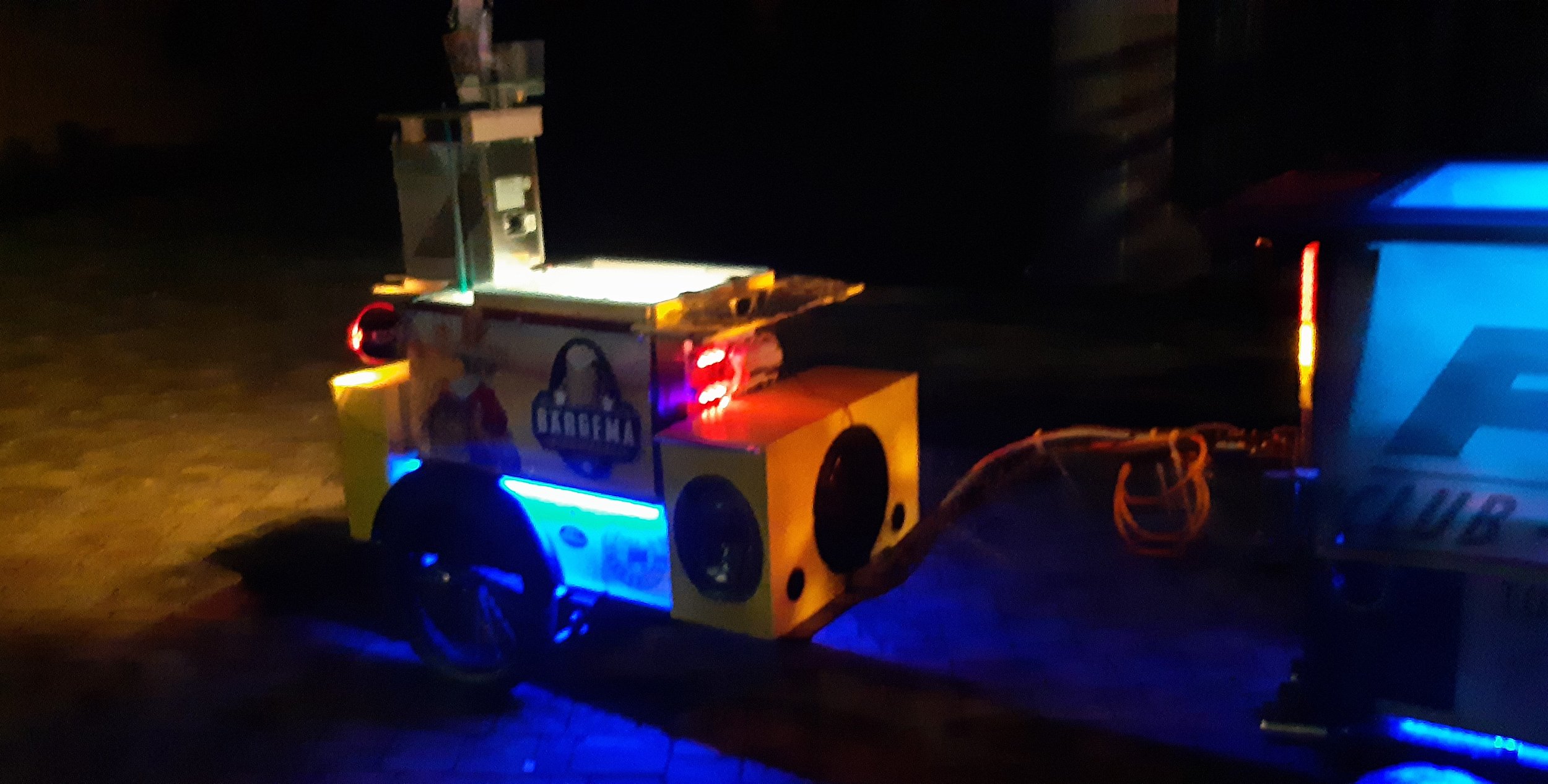 Fahrradanhänger Hinterher Bierwägele Federung Getränkewagen 01.jpg