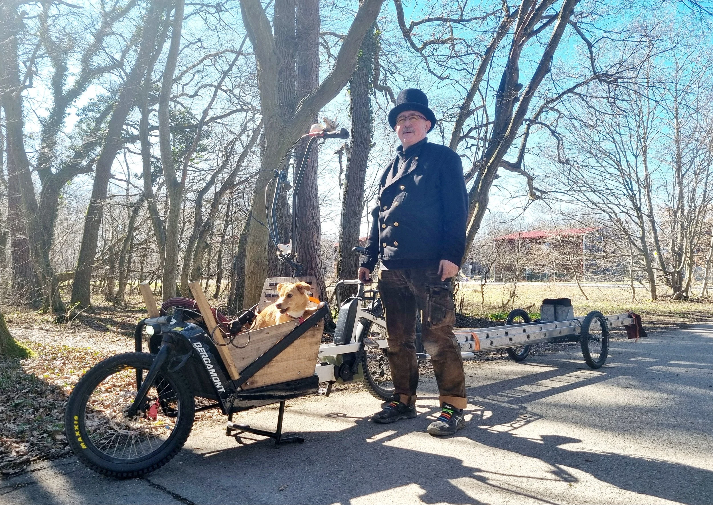 Glücksbringer auf zwei Rädern: Wenn der Kaminkehrer alles mit dem Radl macht