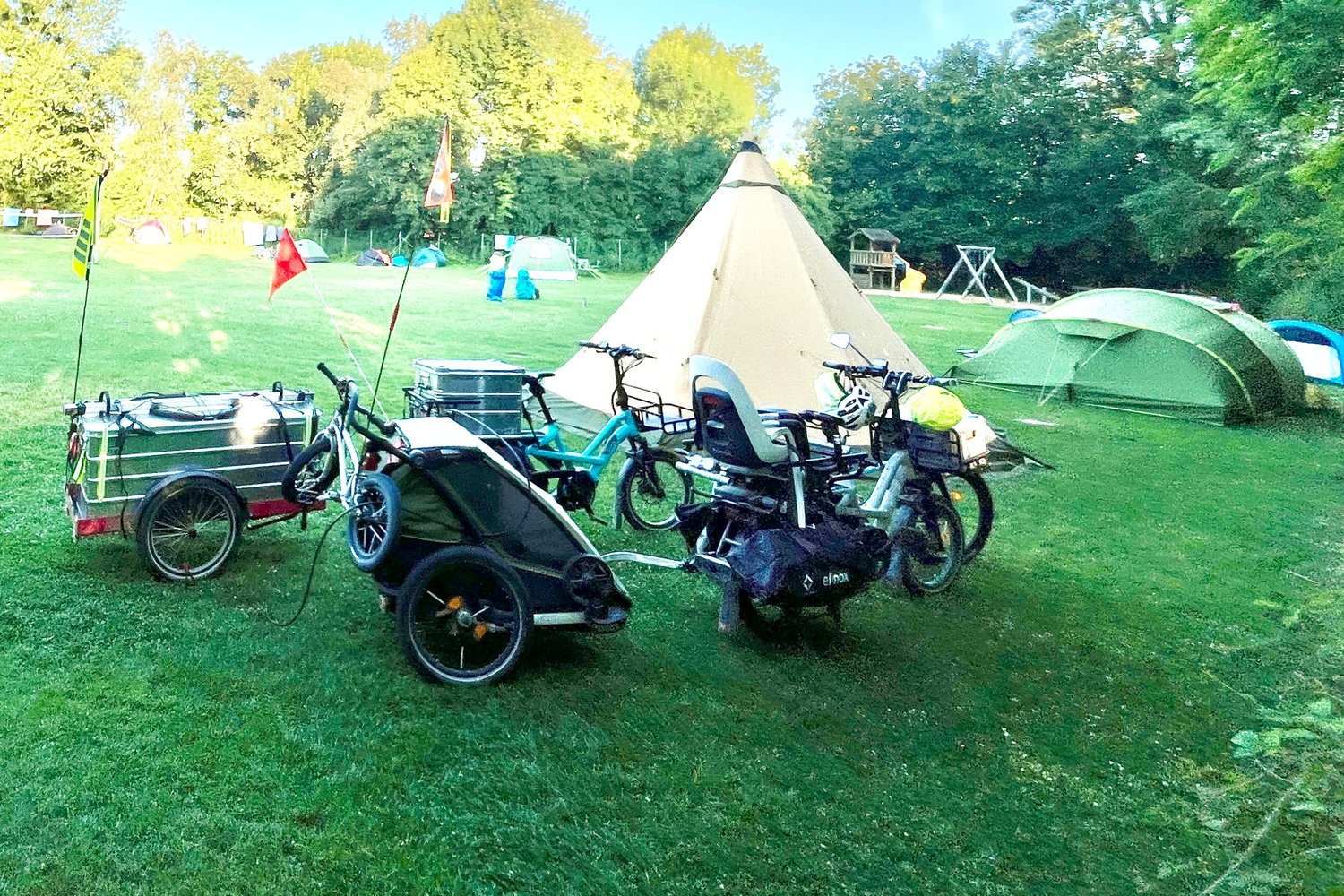 Zeltplatz mit Tipi, Lastenrädern und Hinterher-Anhängern