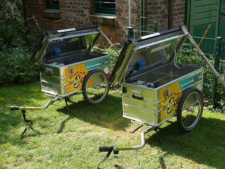 Boxenanhänger von Cinema del Sol mit Beschriftung
