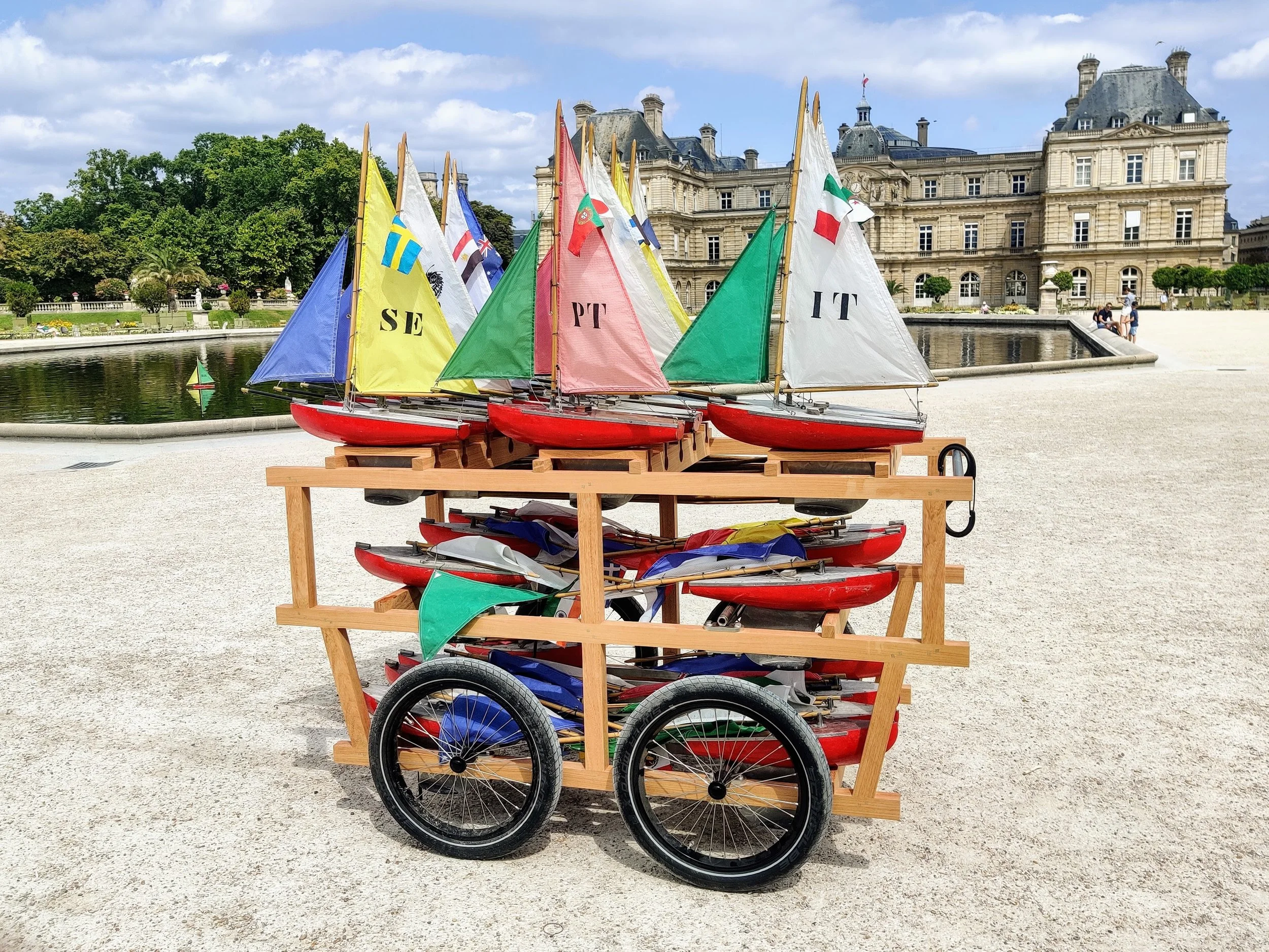 paris-jardin-du-luxembourg-voiliers-hinterher-fahrradanhaenger 01