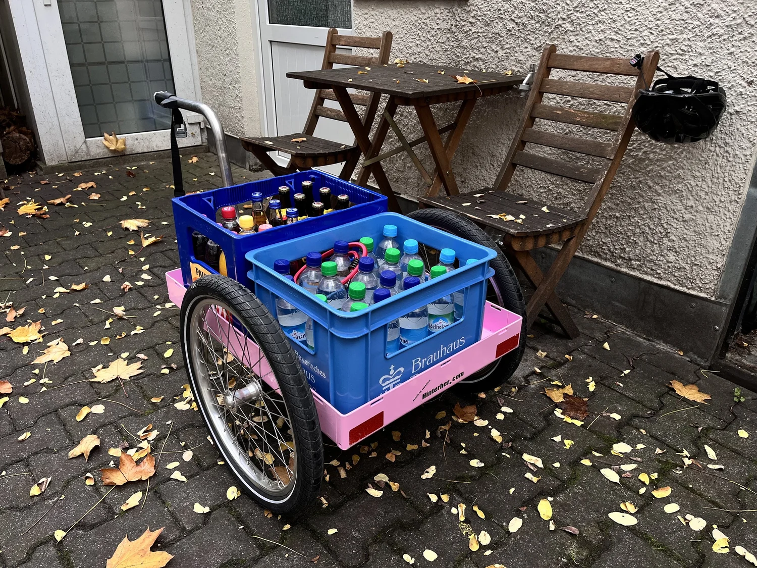 Fahrradanhänger mit Getränkekisten