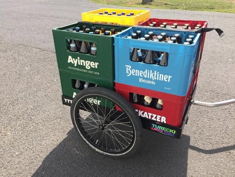 Hxxl mit gestapelten Getränkekisten