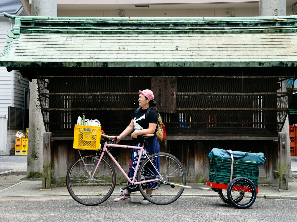 Fahrrad mit beladenem Hinterher vor einem Haus in Japan