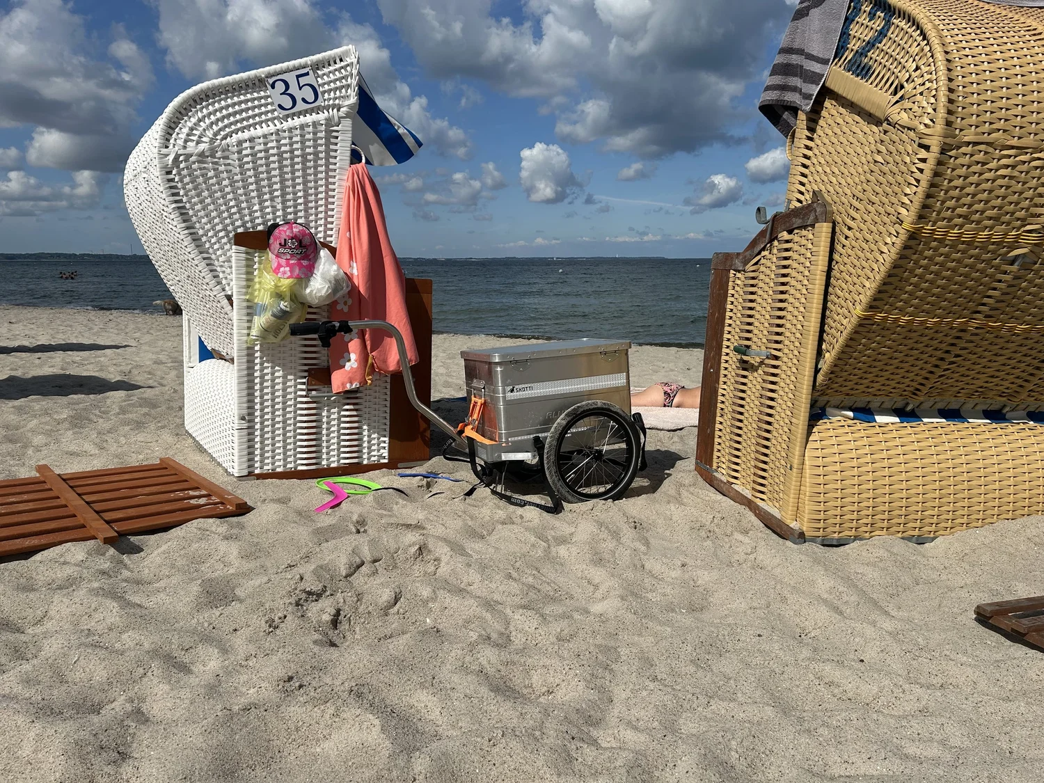 Hinterher Hmini zwischen Strandkörben am Timmendorfer Strand