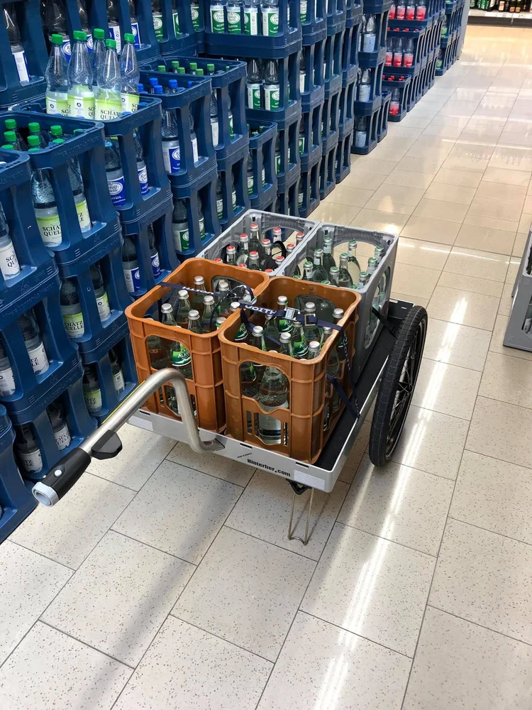 Fahrradanhänger als Handwagen im Getränkemarkt