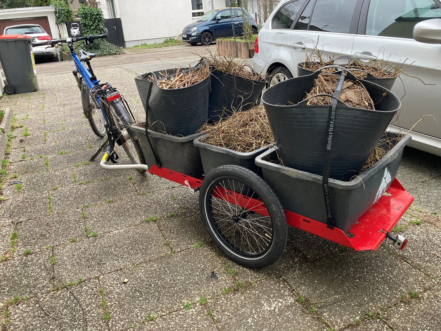 Transporter 1 mit Mörtelwannen voller Baumschnitt