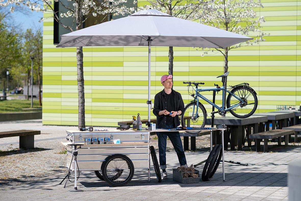 Großer Infostand-Anhänger mit Schirm
