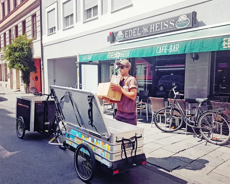 Beschrifteter Fahrradanhänger in der Stadt