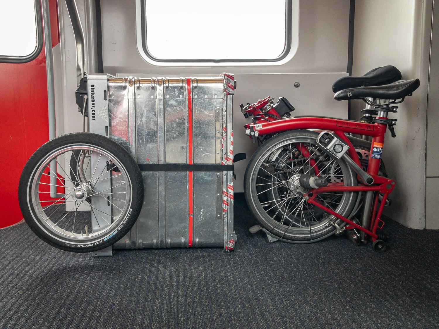 Hinterher Hmini mit Alubox und ein gefaltetes Brompton im Zug