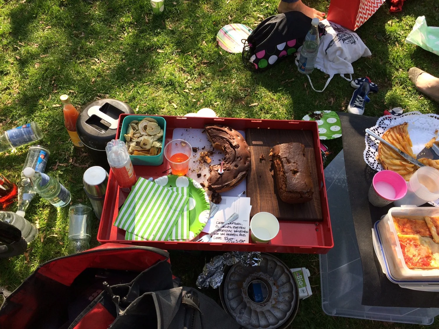 Hinterher-Anhänger als Tisch mit Essen auf dem Campingplatz
