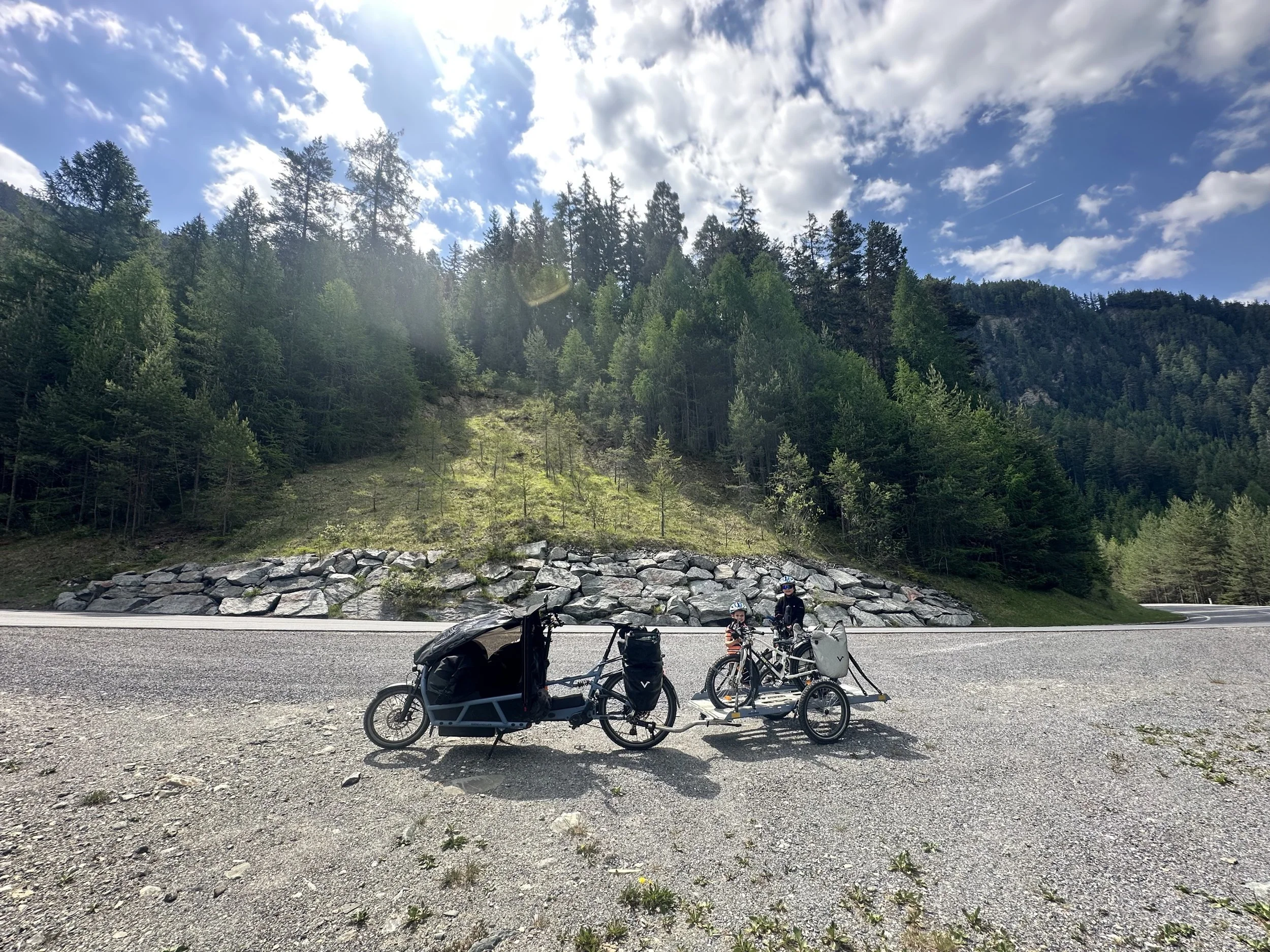 Riese und Müller Load mit Fahrradanhänger auf Radreise und Kinderrädern auf dem Anhänger