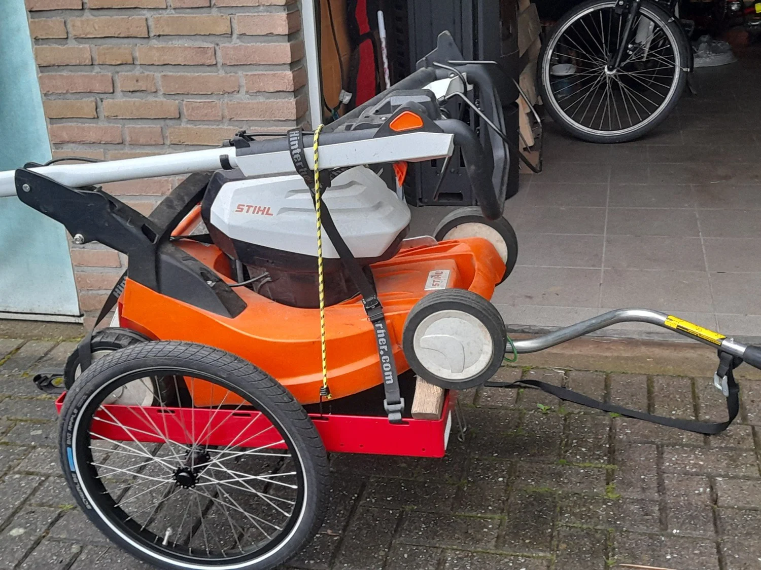 Hinterher Hmax Fahrradanhänger mit einem Rasenmäher beladen