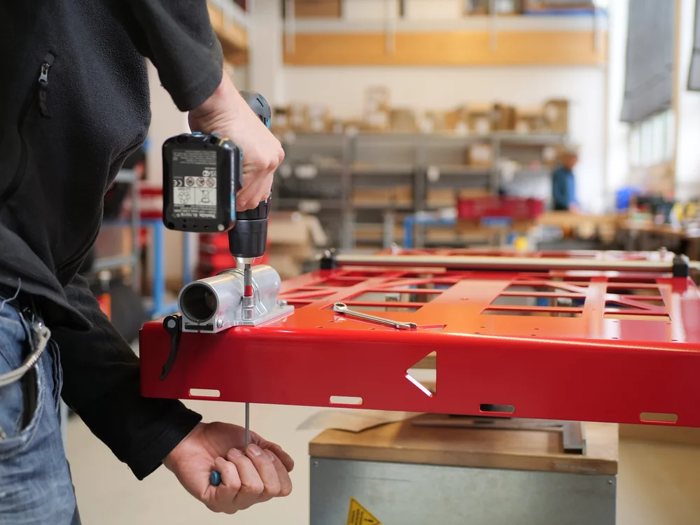 Montage eines Hinterher-Anhängers in der Werkstatt in Gräfelfing