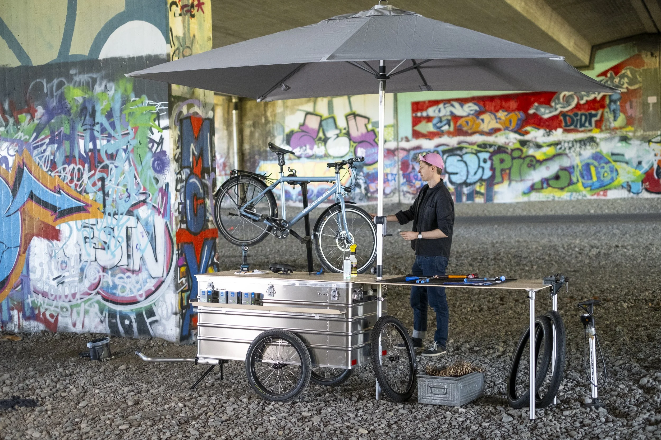 Eine mobile Fahrradreparaturwerkstatt auf Basis eines Fahrradanhängers und Marktstandes von Hinterher