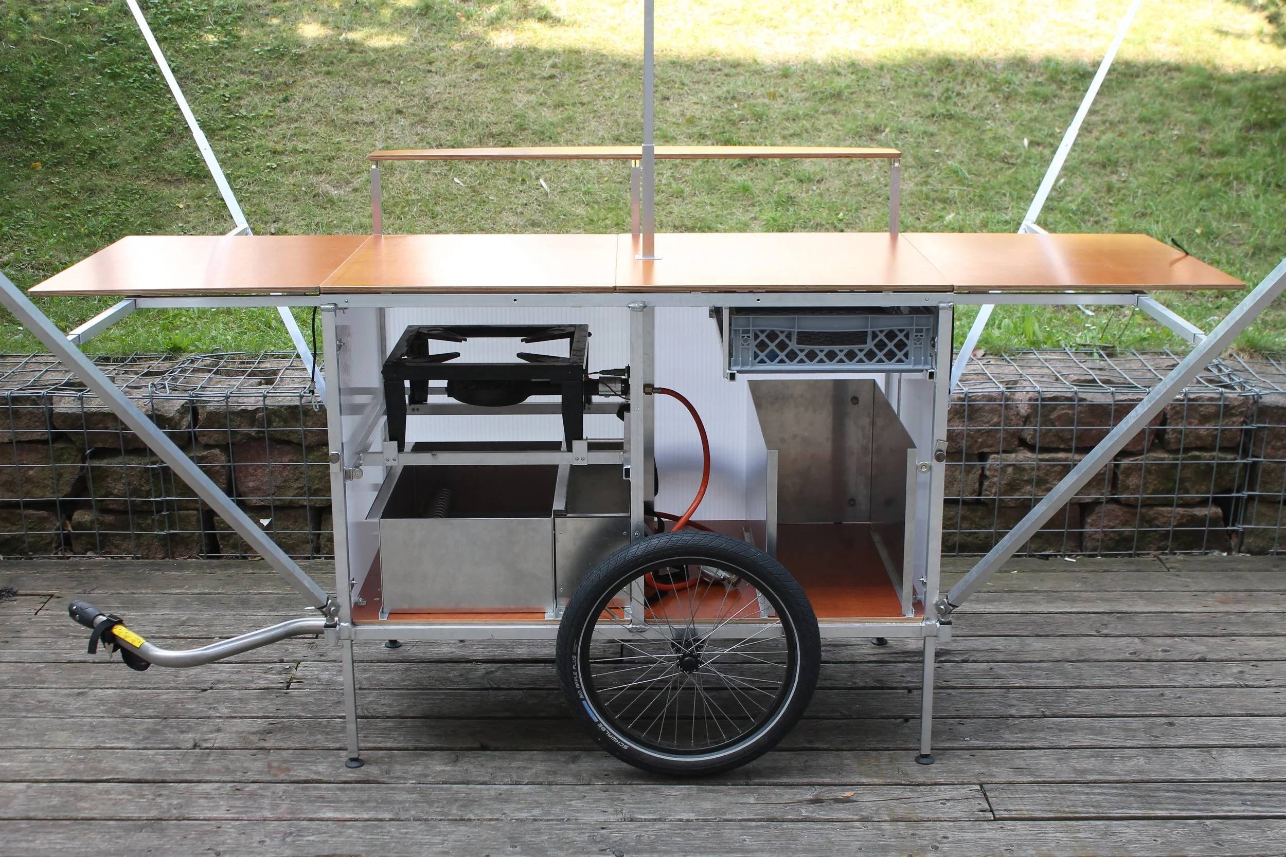 Mobile kitchen trailer with aluminum profiles and a screen-printed panel